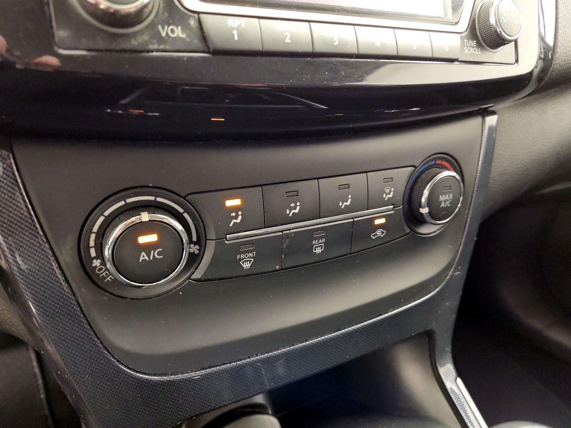 Thumbnail: 2016 Nissan Sentra - 16