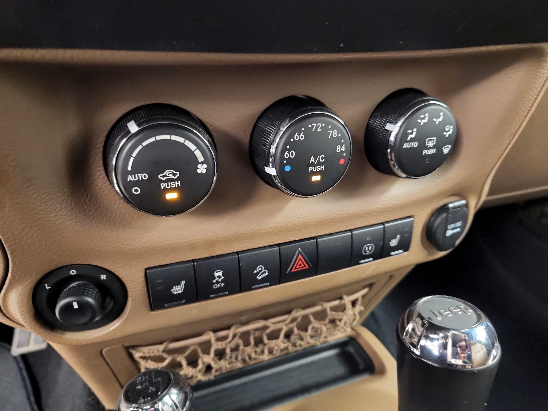 Thumbnail: 2015 Jeep Wrangler - 14