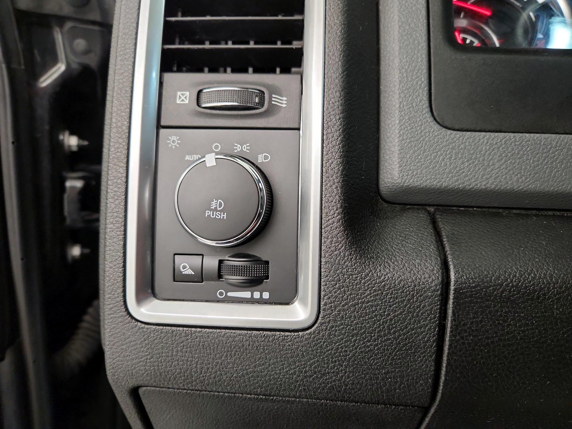 Thumbnail: 2019 RAM 1500 Classic - 13