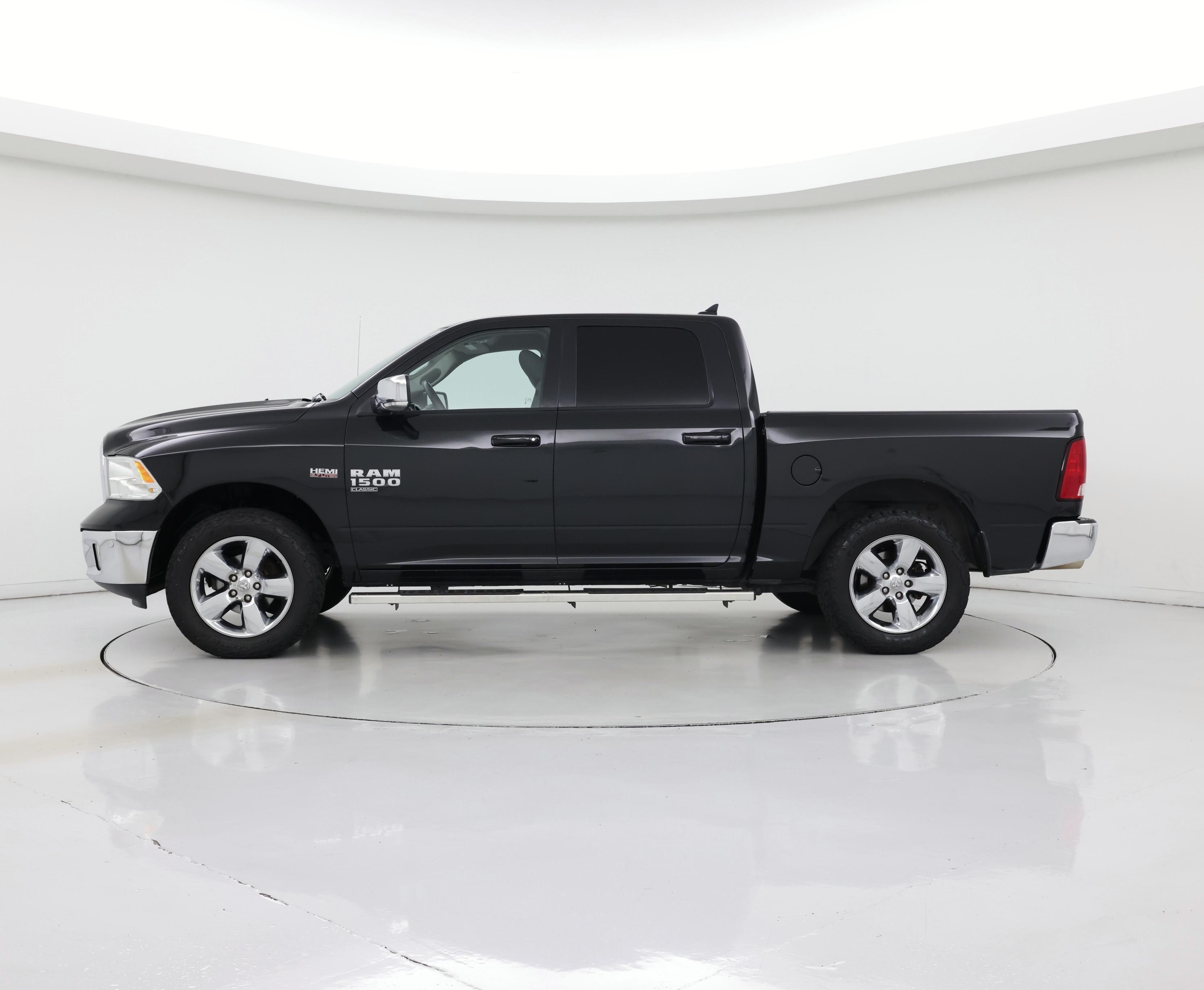Thumbnail: 2019 RAM 1500 Classic - 3