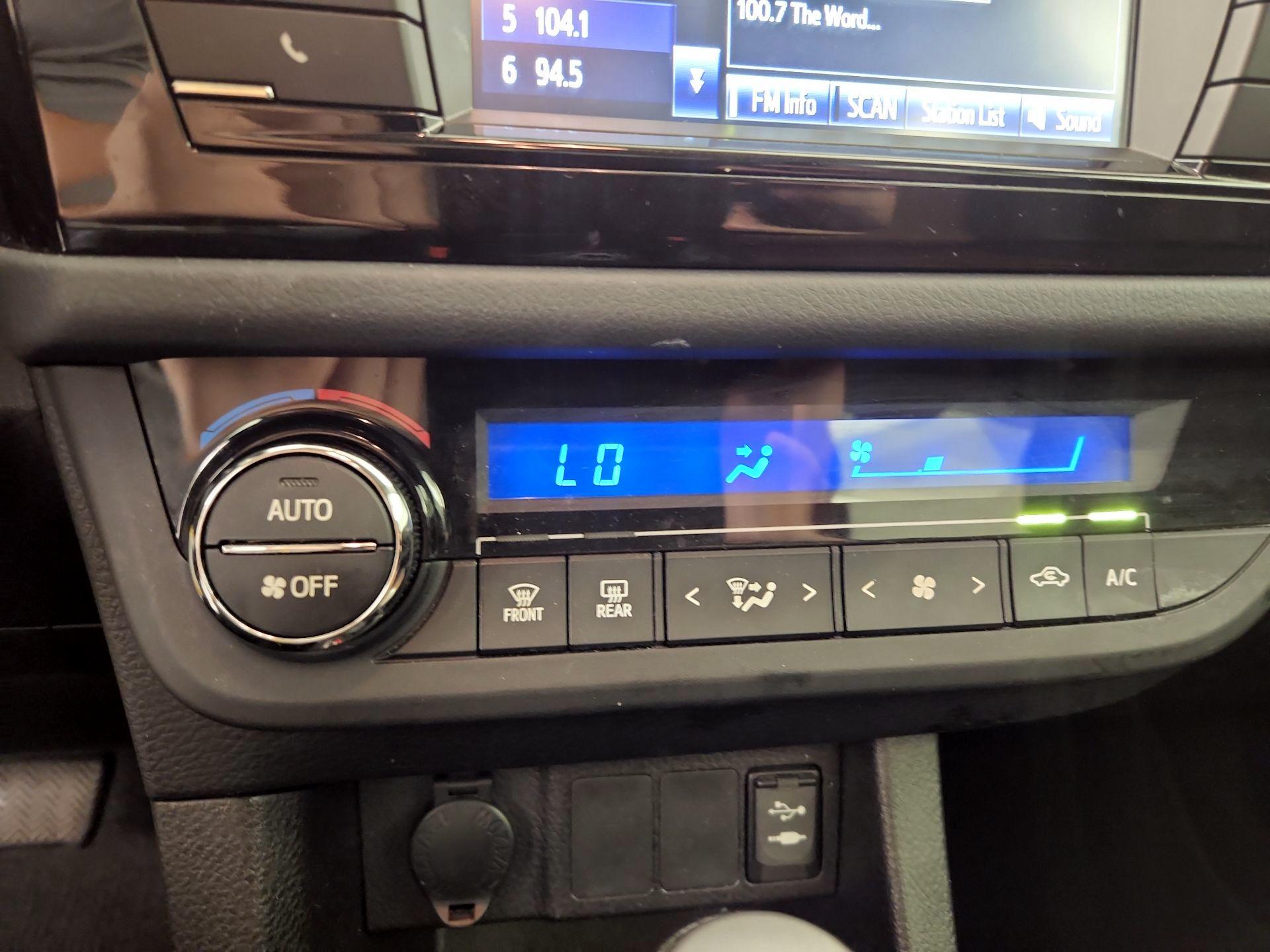 Thumbnail: 2015 Toyota Corolla - 16