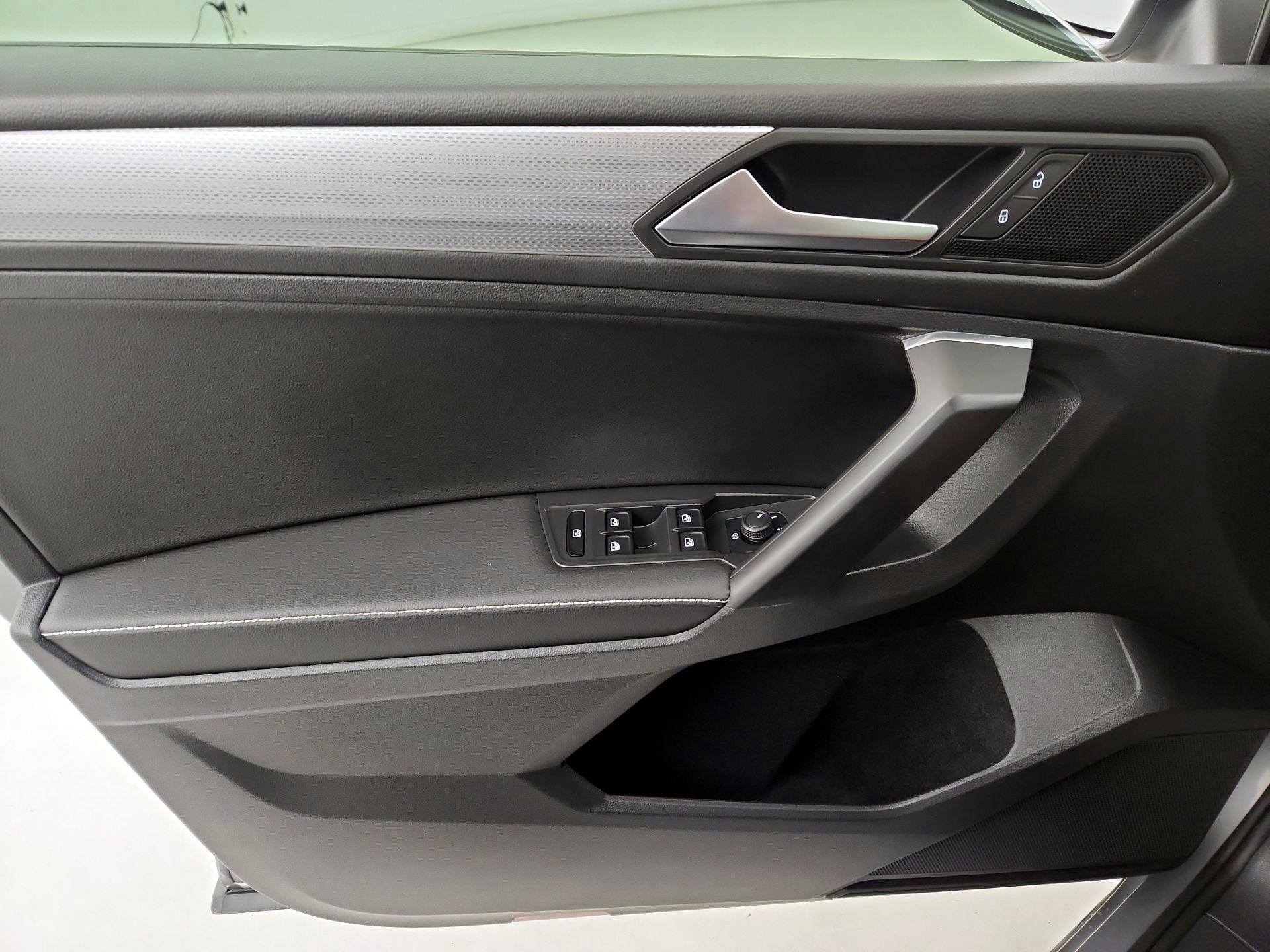 Thumbnail: 2023 Volkswagen Tiguan - 12