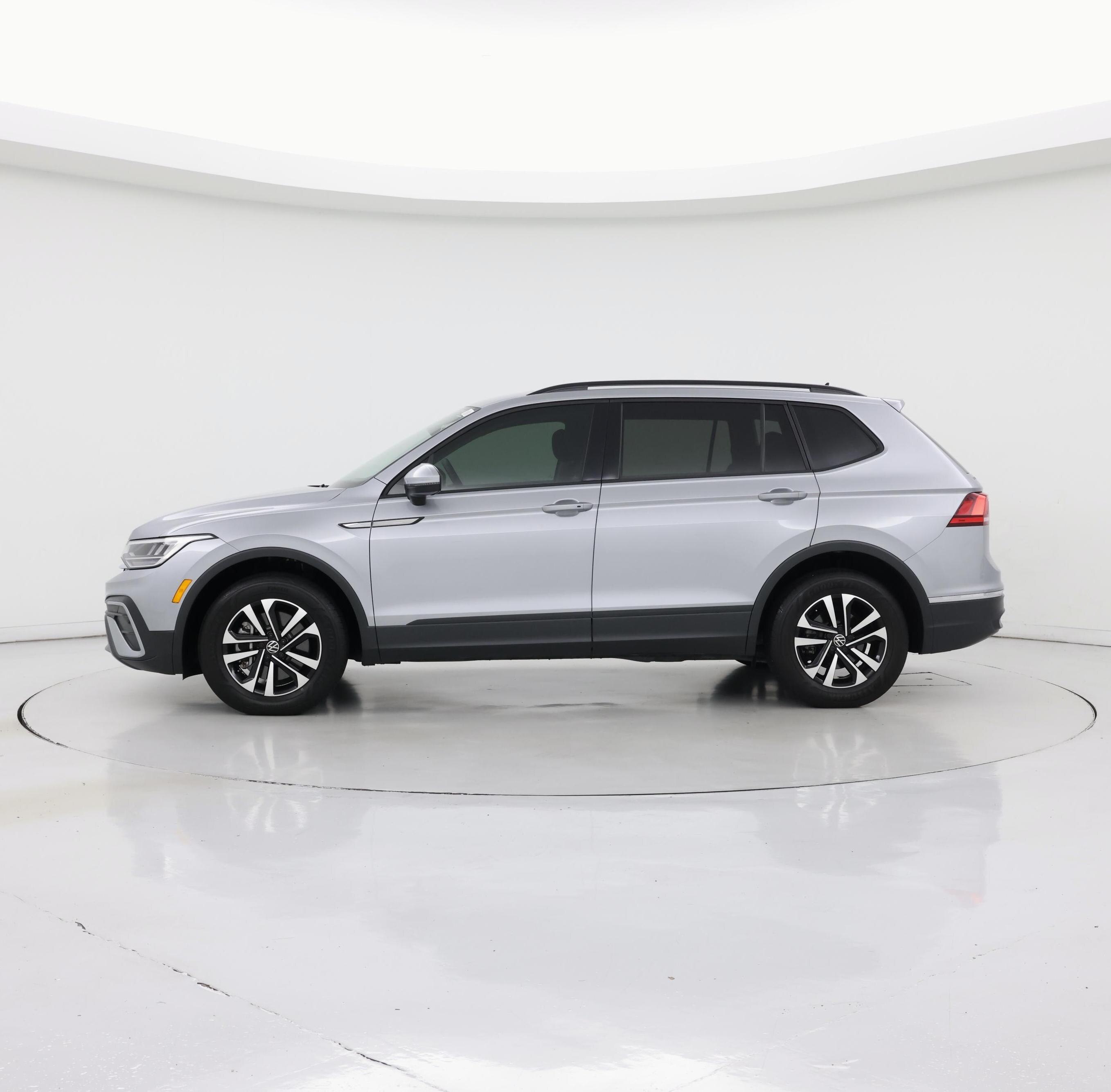 Thumbnail: 2023 Volkswagen Tiguan - 3