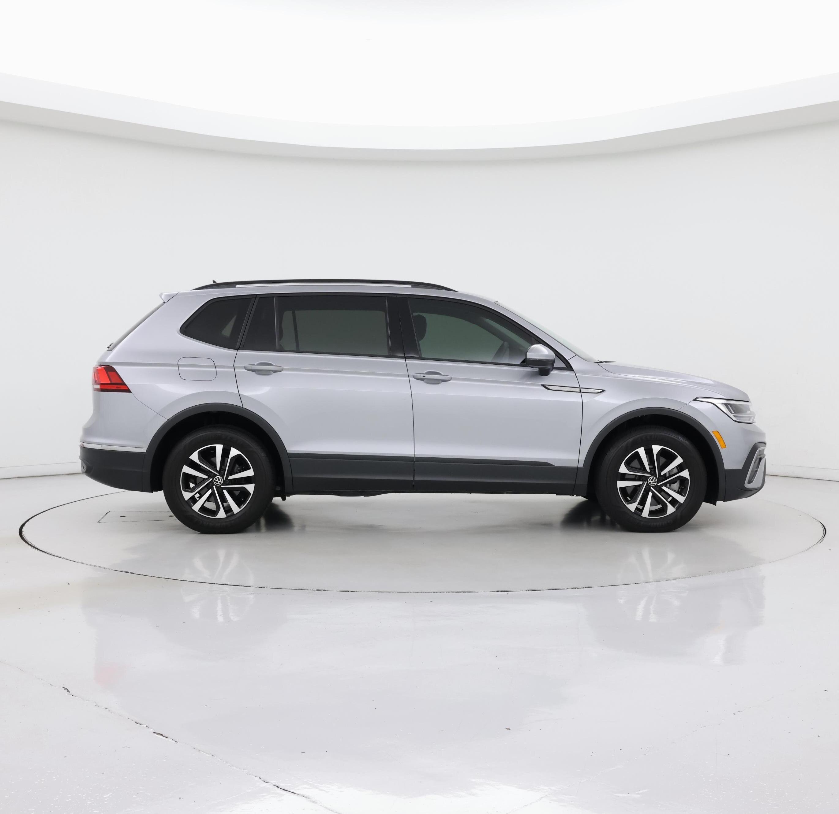 Thumbnail: 2023 Volkswagen Tiguan - 7