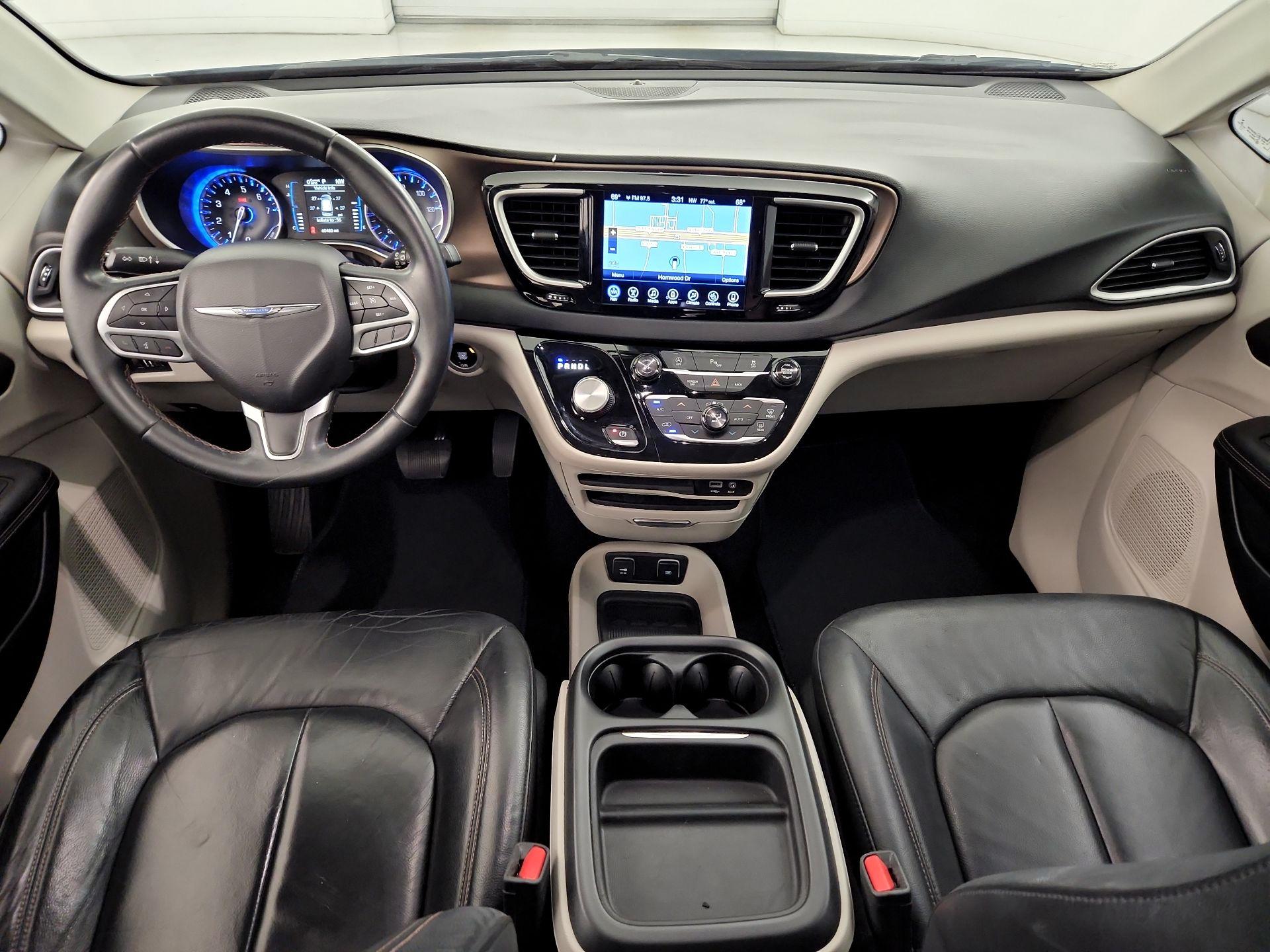 Thumbnail: 2017 Chrysler Pacifica - 9