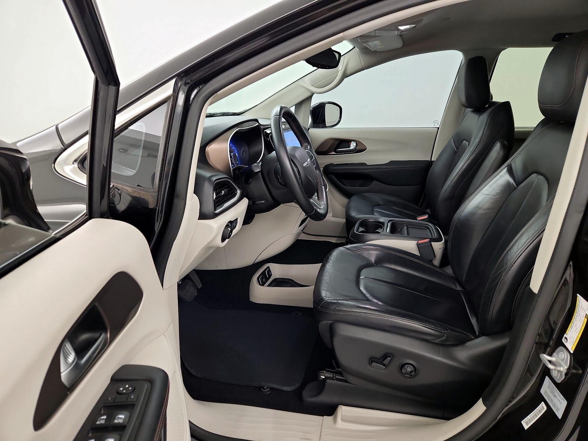 Thumbnail: 2017 Chrysler Pacifica - 11