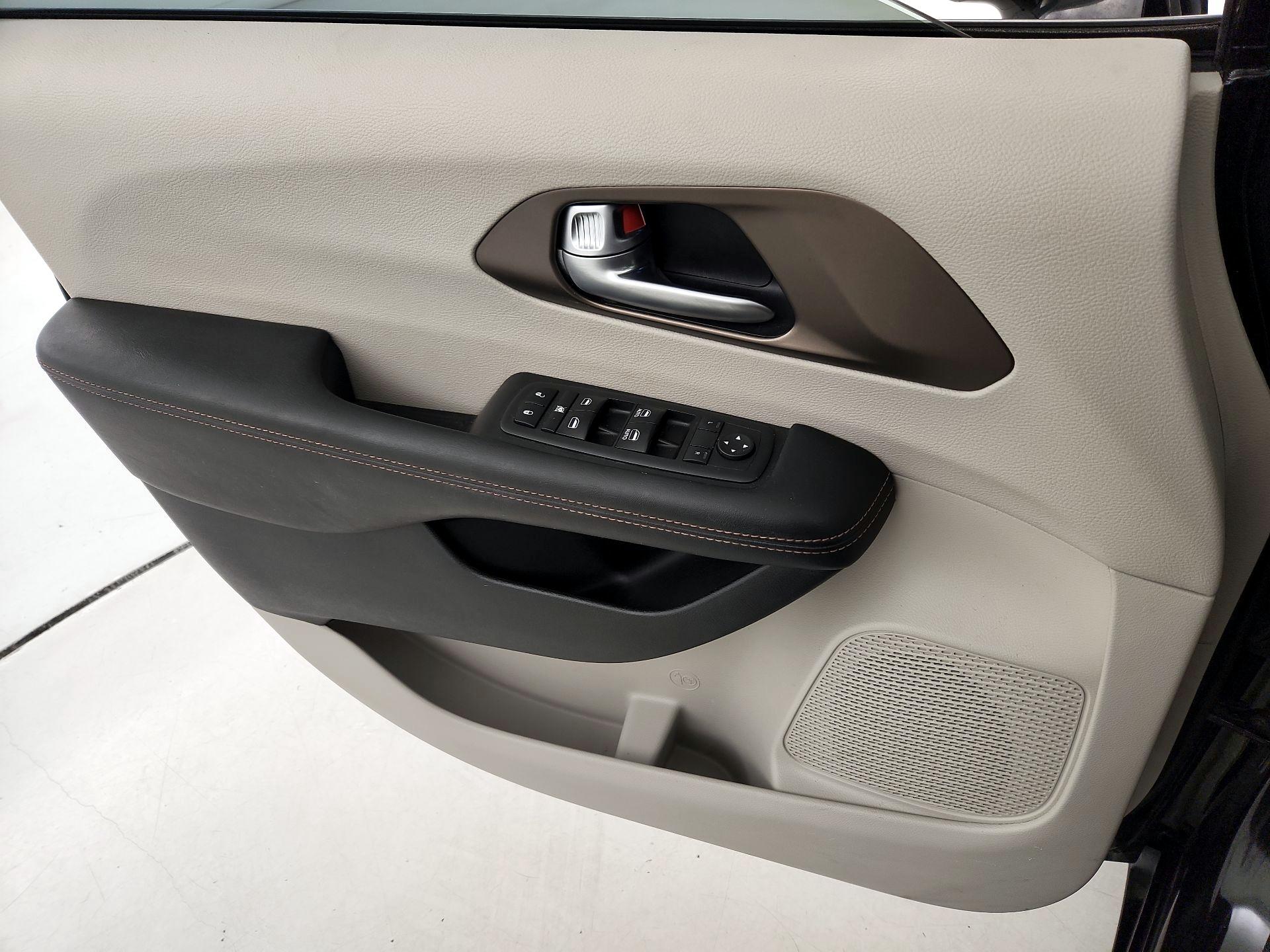 Thumbnail: 2017 Chrysler Pacifica - 12