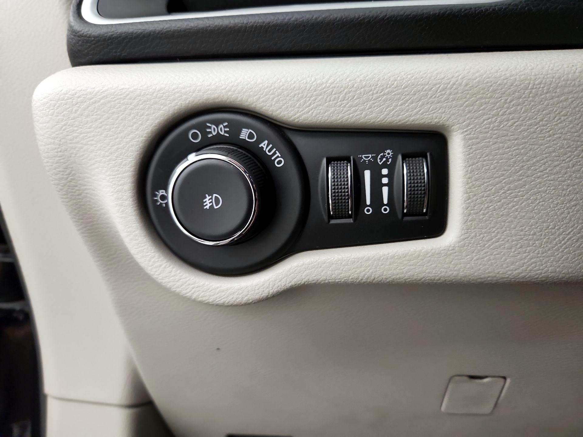 Thumbnail: 2017 Chrysler Pacifica - 13