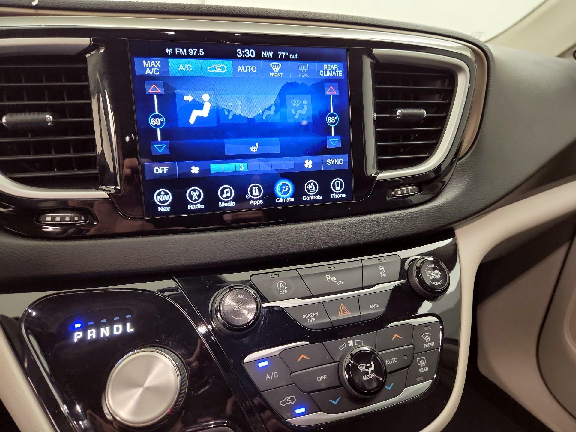 Thumbnail: 2017 Chrysler Pacifica - 17