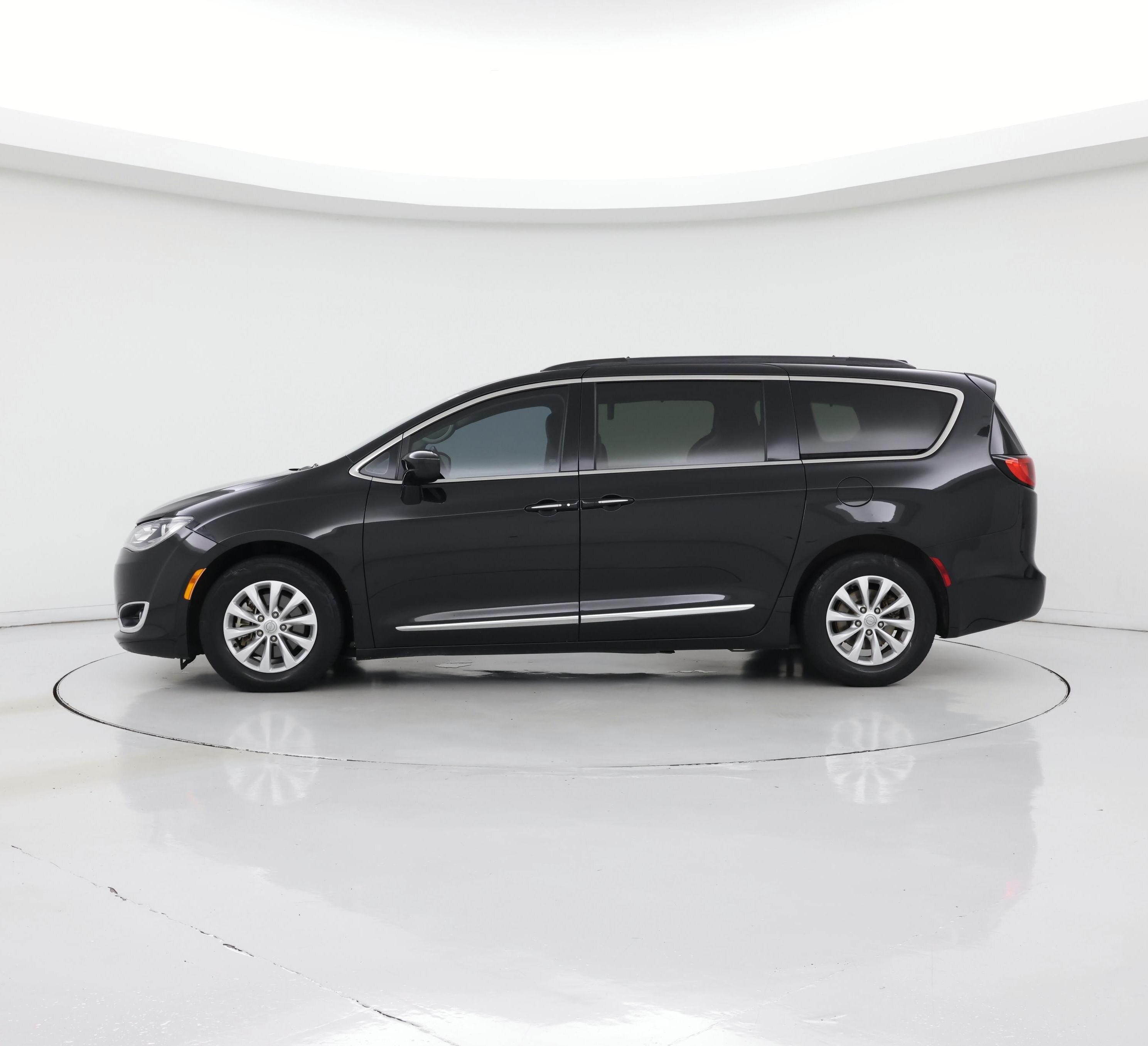 Thumbnail: 2017 Chrysler Pacifica - 3