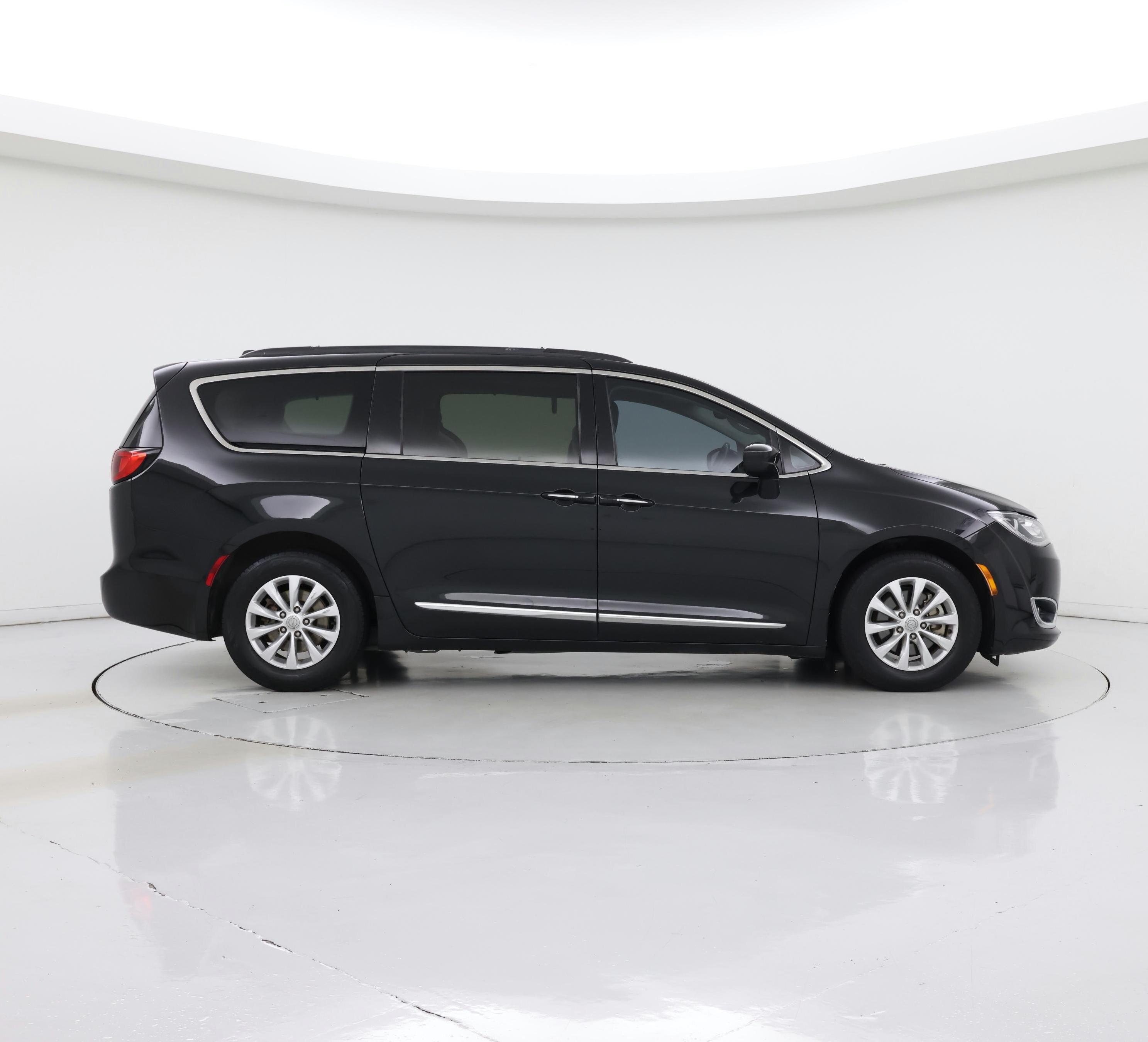 Thumbnail: 2017 Chrysler Pacifica - 7