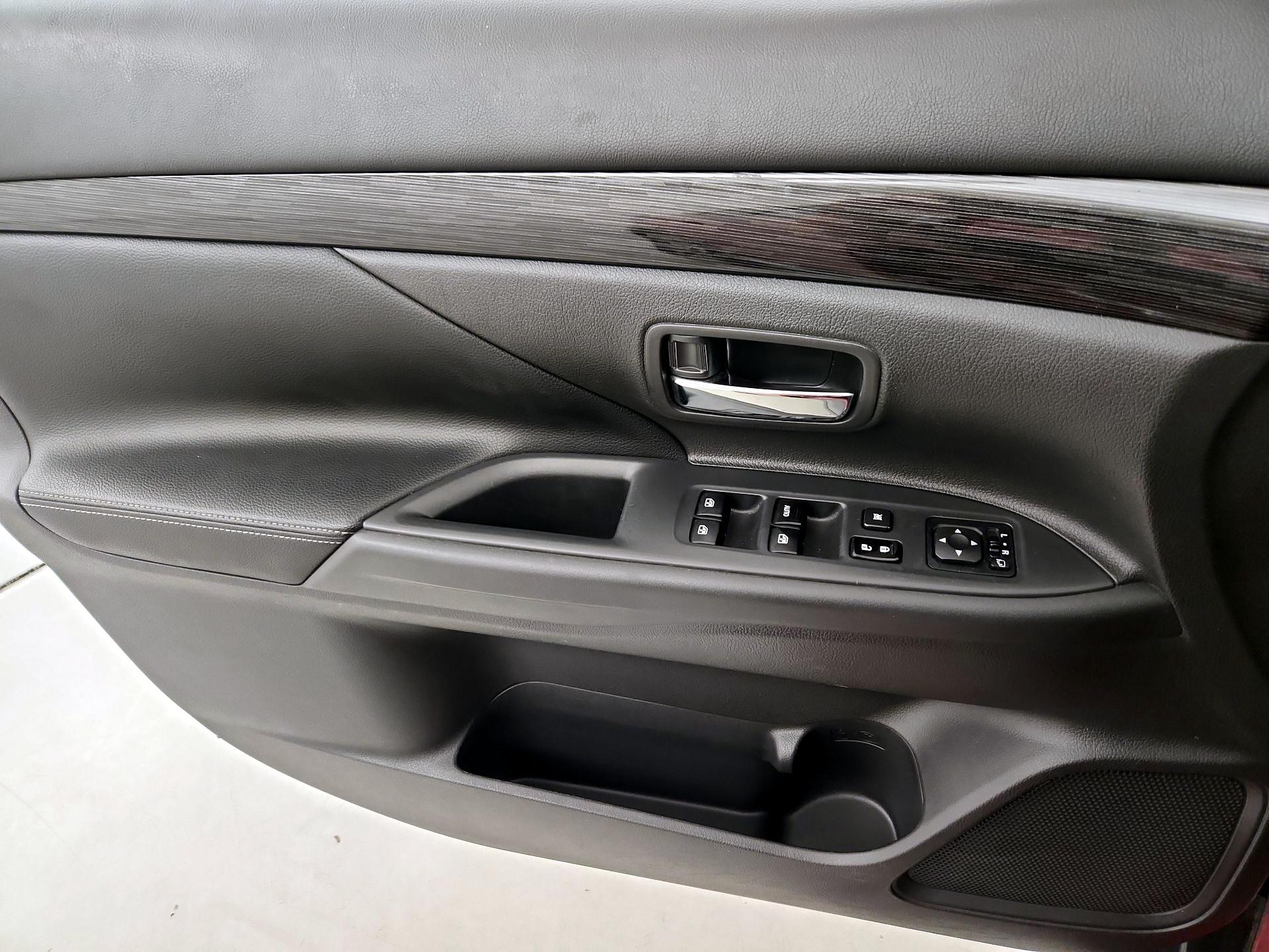 Thumbnail: 2016 Mitsubishi Outlander - 12