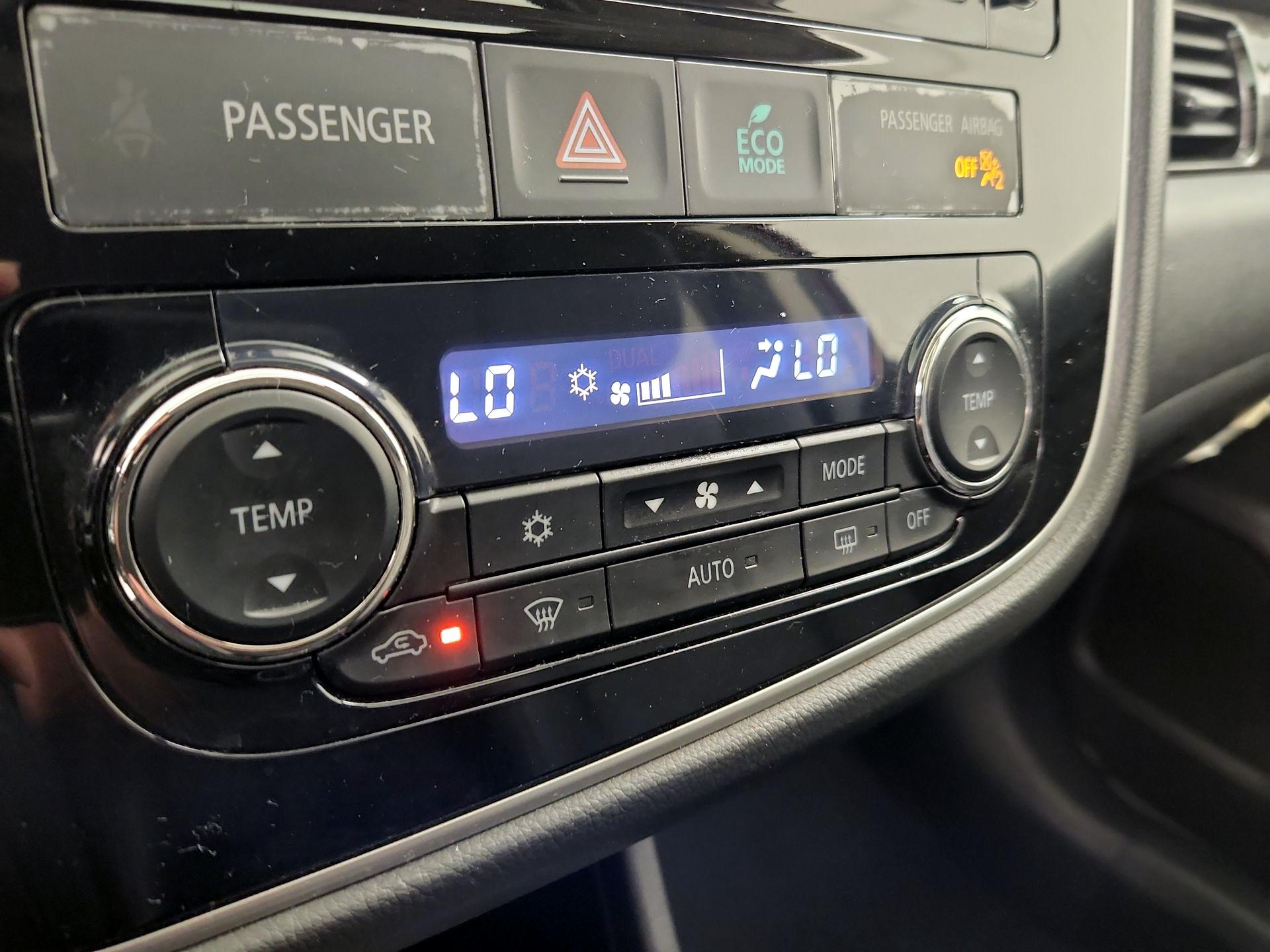 Thumbnail: 2016 Mitsubishi Outlander - 16