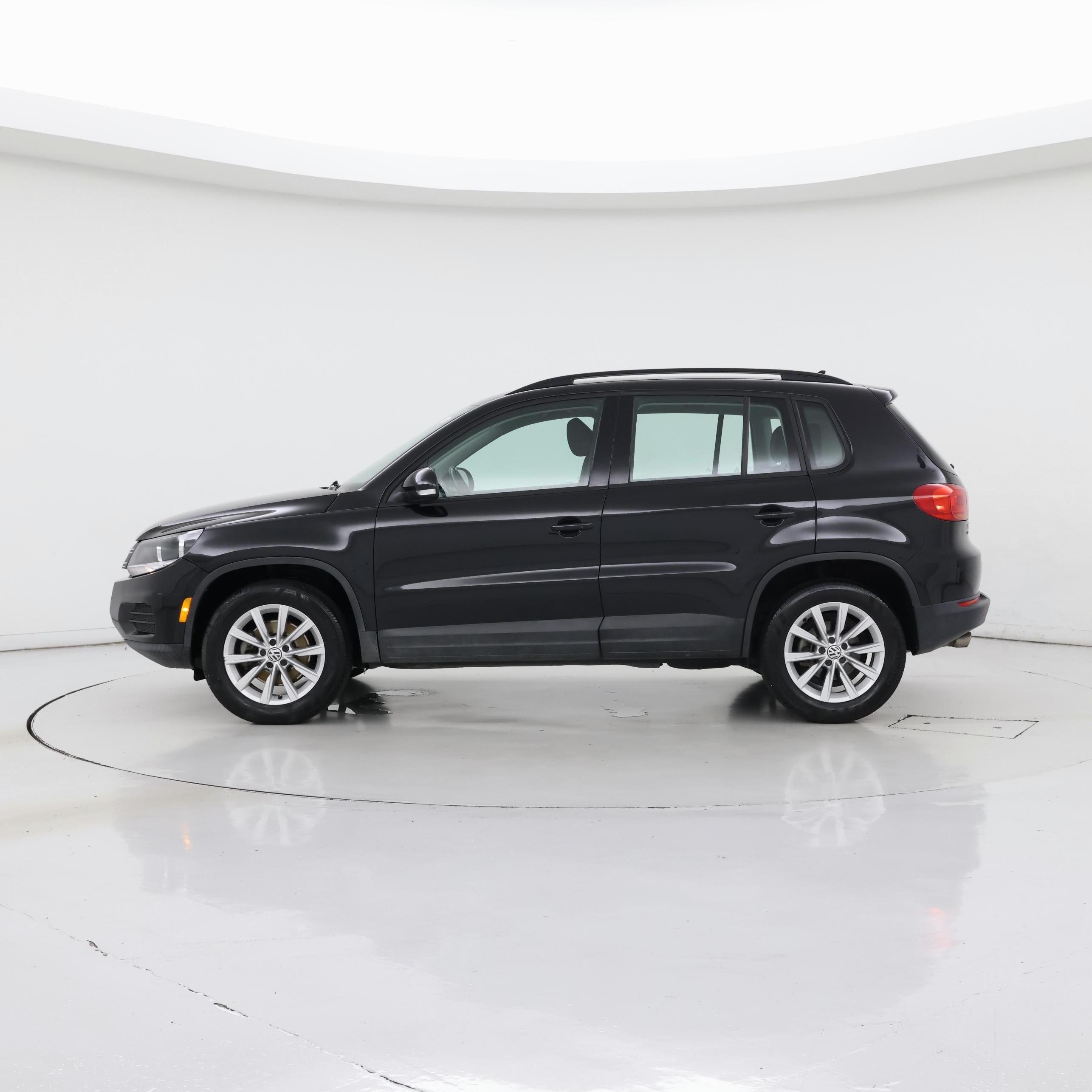 Thumbnail: 2018 Volkswagen Tiguan - 3