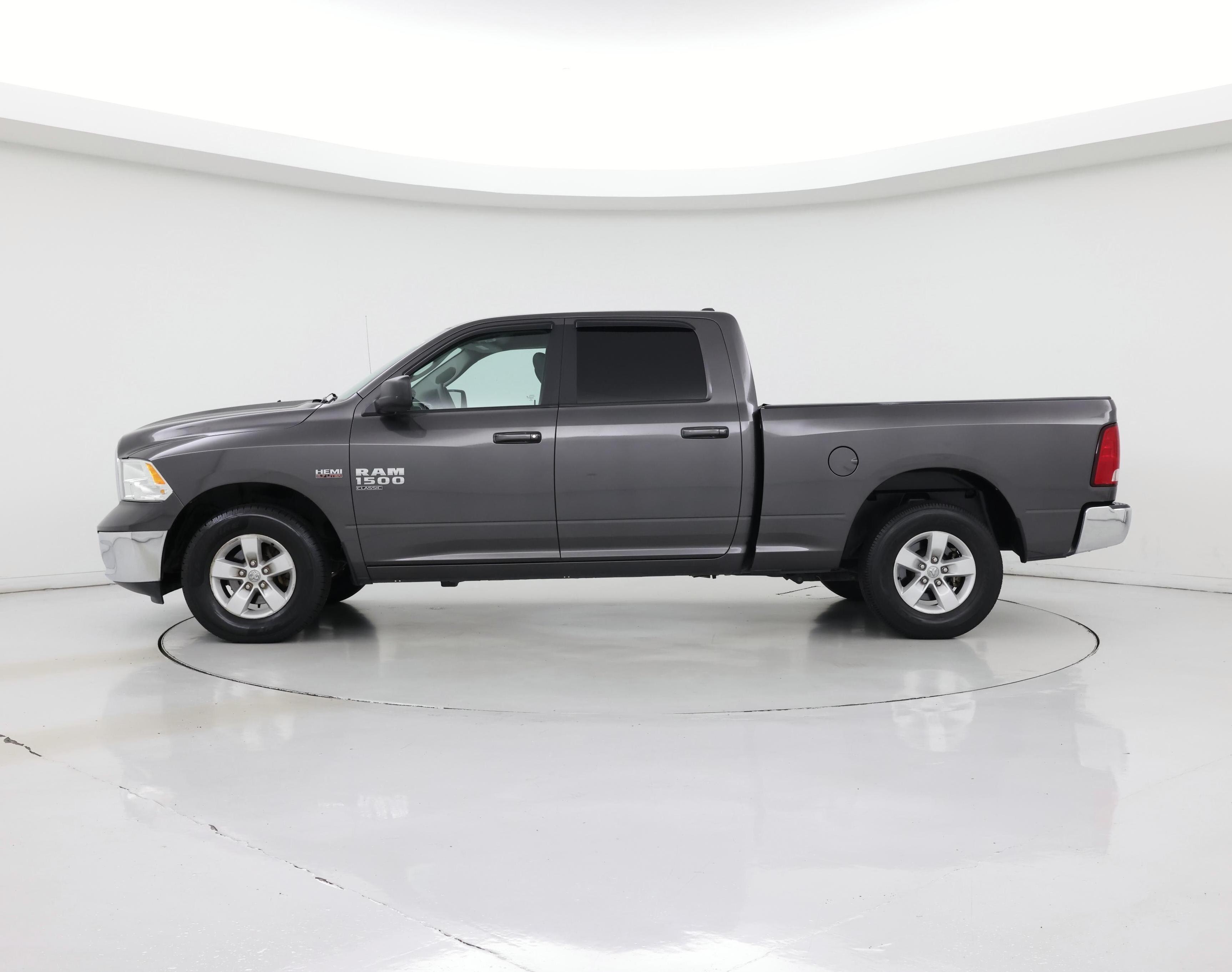 Thumbnail: 2019 RAM 1500 Classic - 3