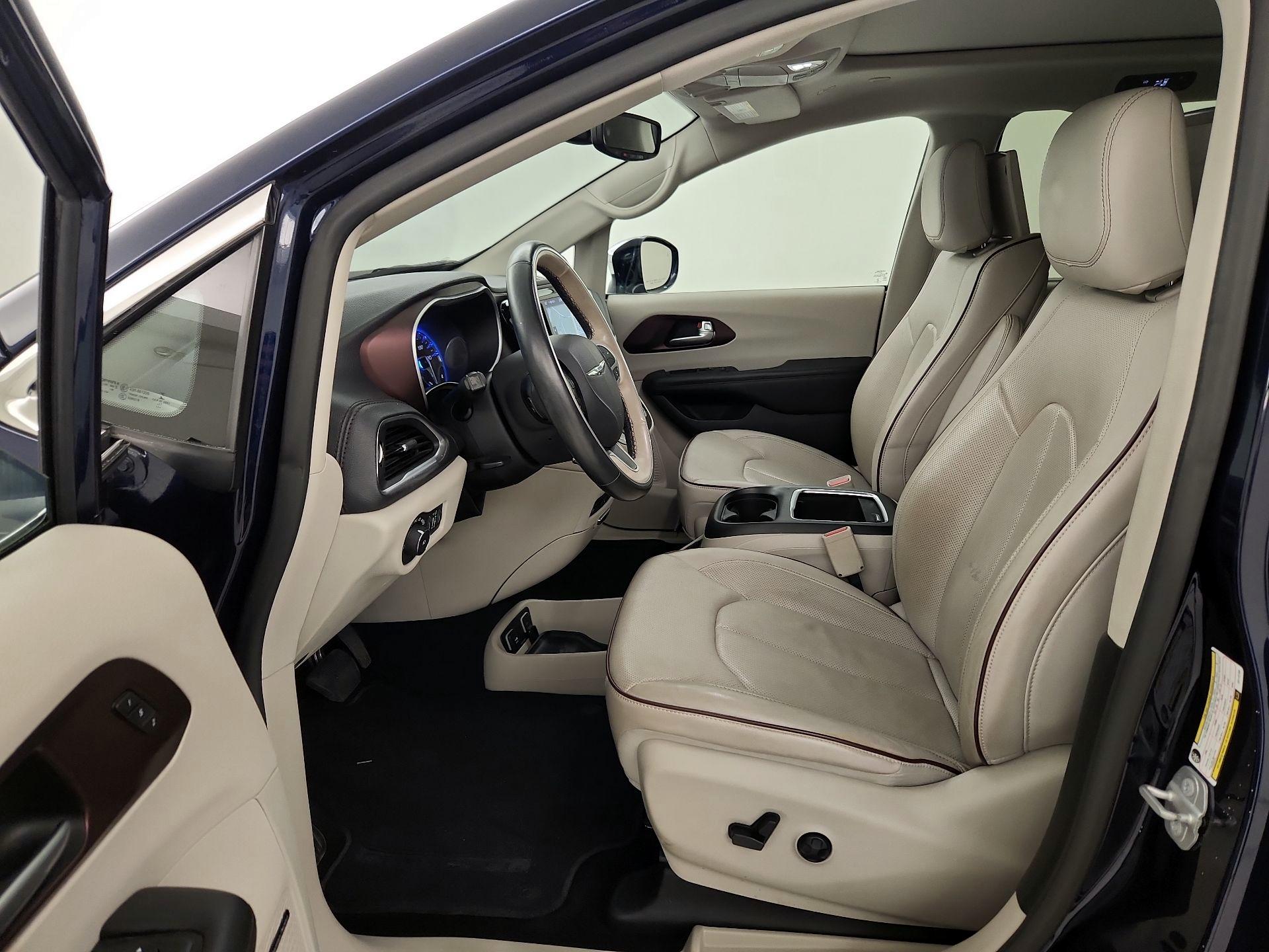 Thumbnail: 2018 Chrysler Pacifica - 11