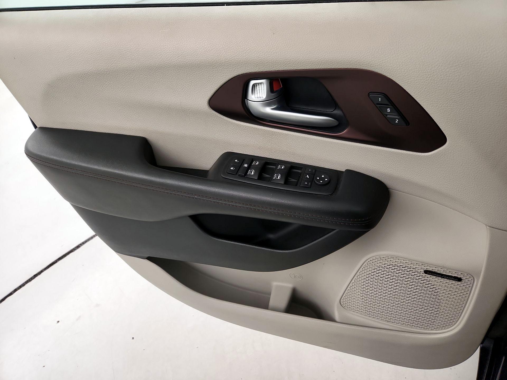 Thumbnail: 2018 Chrysler Pacifica - 12