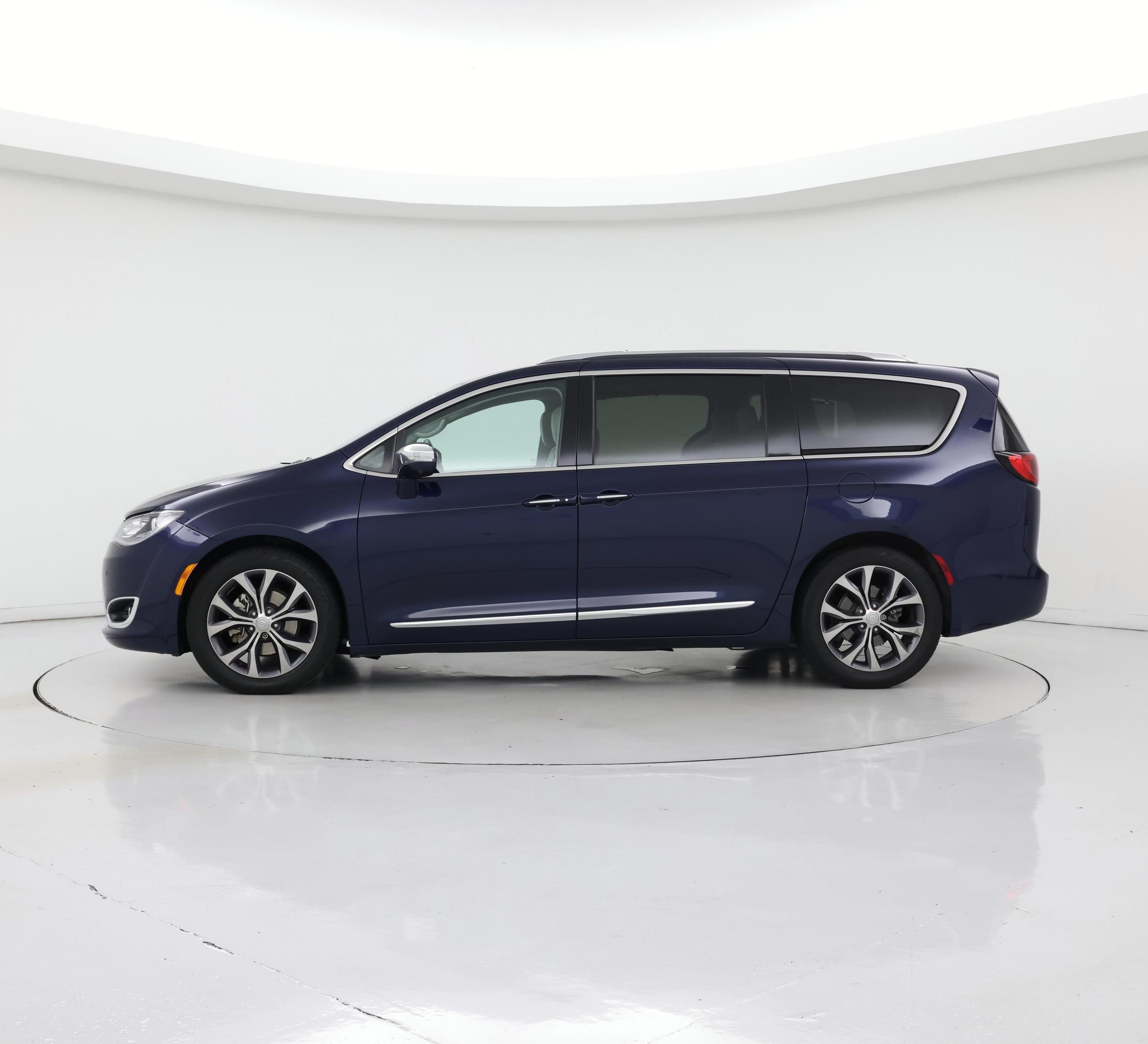 Thumbnail: 2018 Chrysler Pacifica - 3