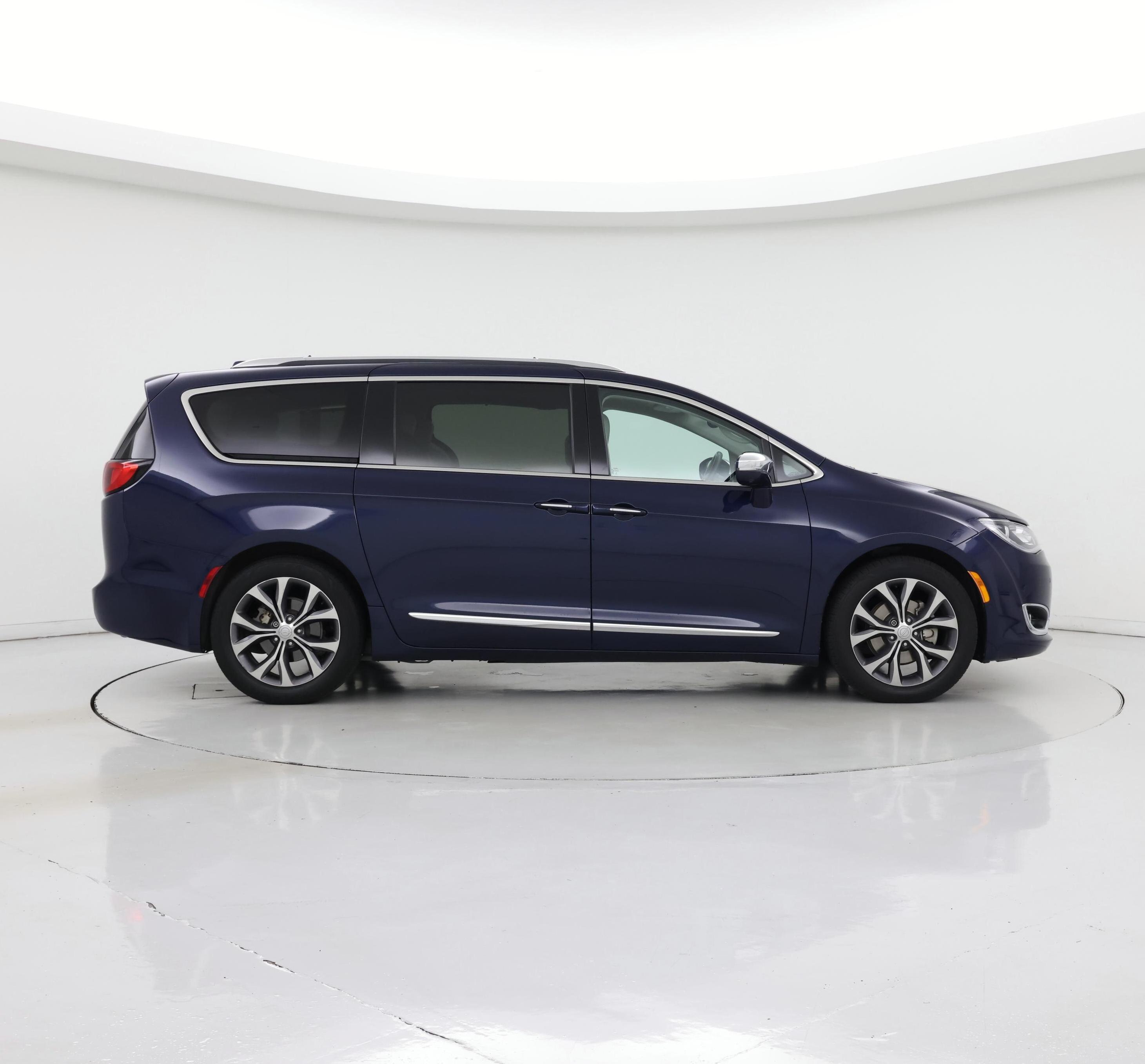 Thumbnail: 2018 Chrysler Pacifica - 7
