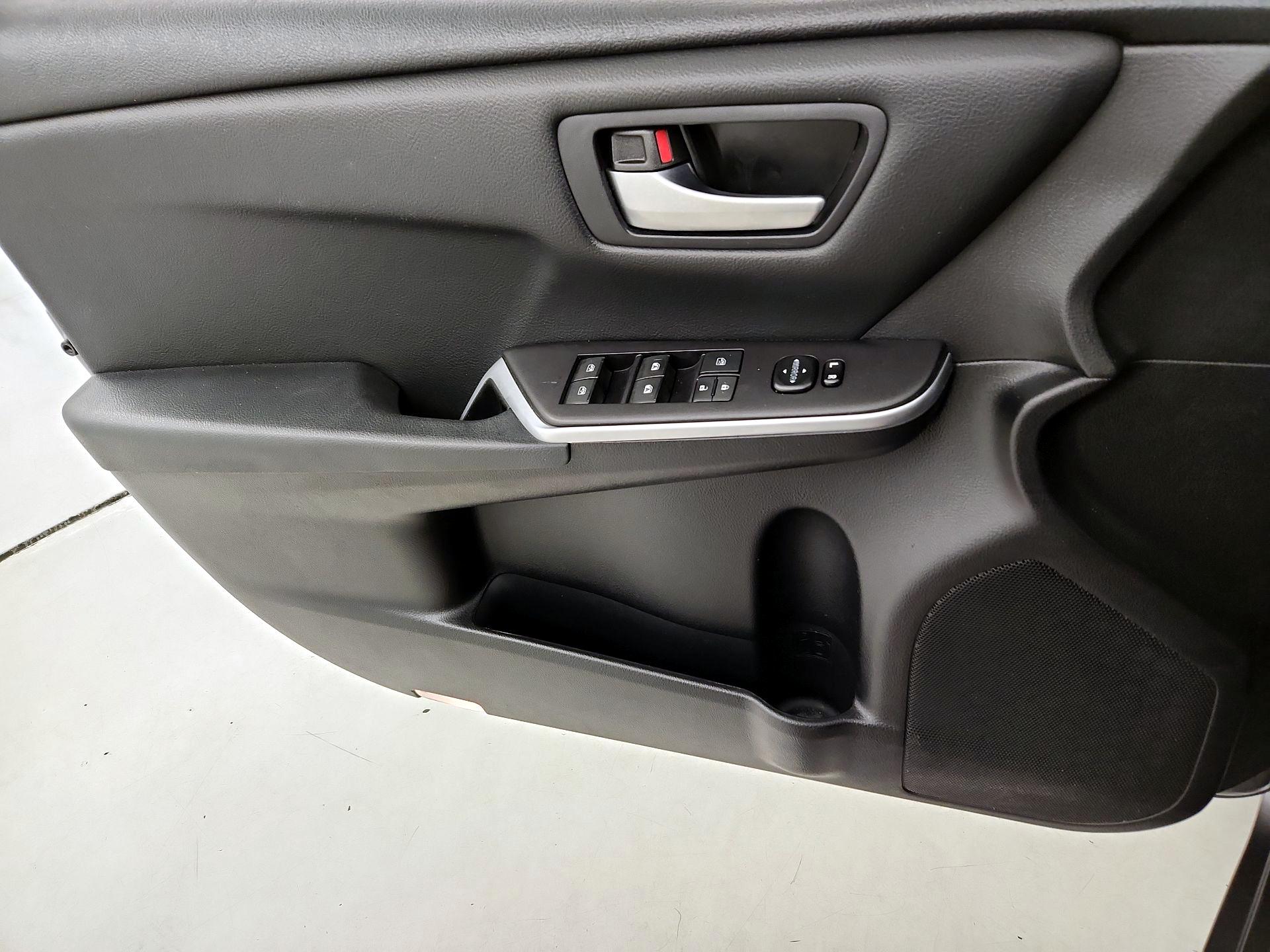 Thumbnail: 2016 Toyota Camry - 12