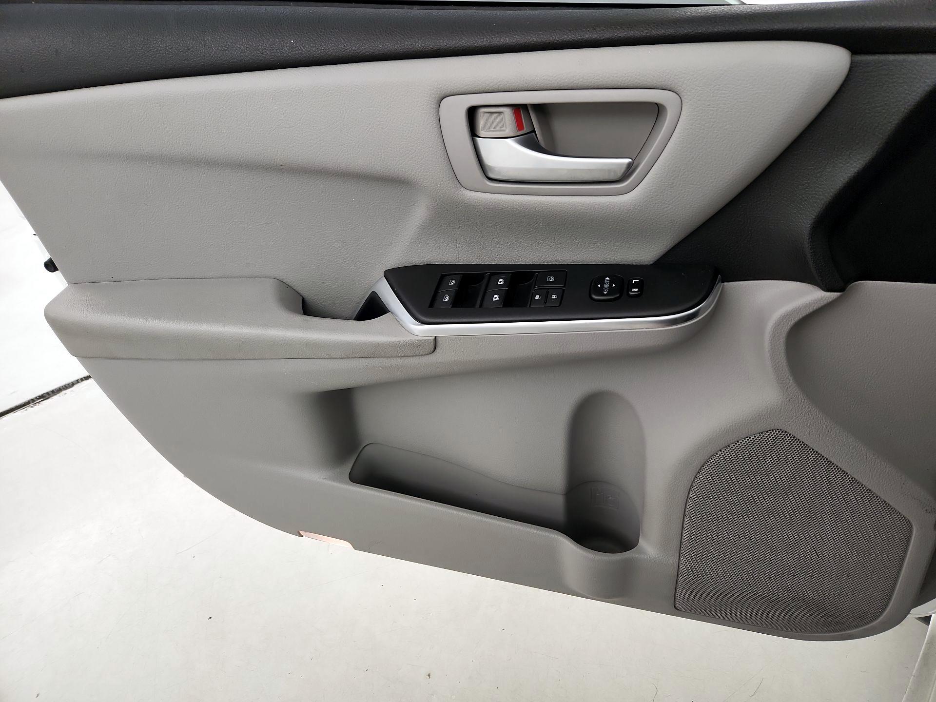 Thumbnail: 2016 Toyota Camry - 12