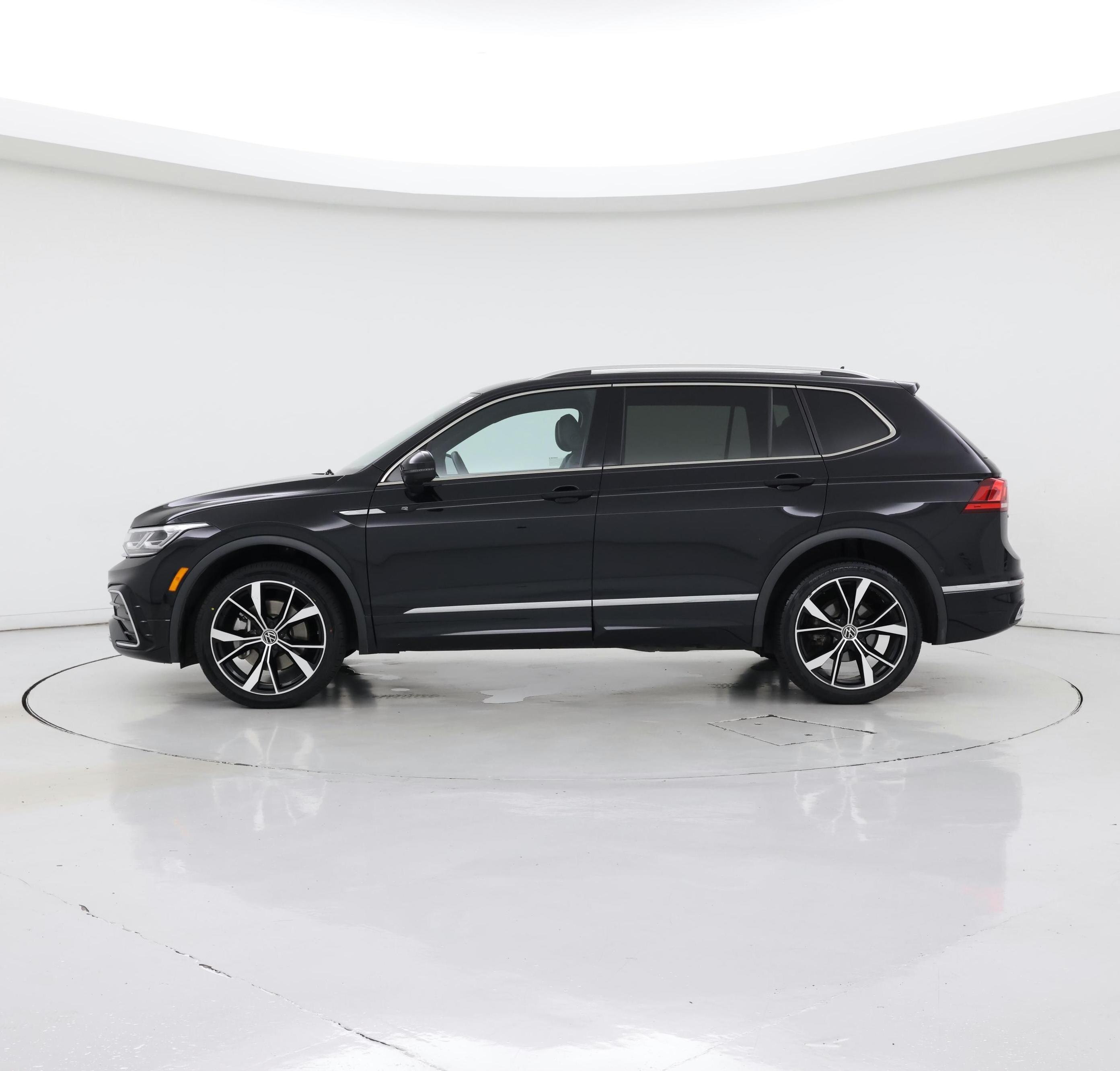 Thumbnail: 2022 Volkswagen Tiguan - 3