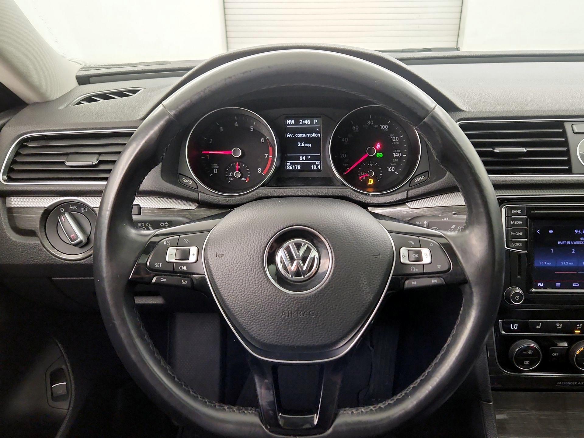 Thumbnail: 2017 Volkswagen Passat - 10
