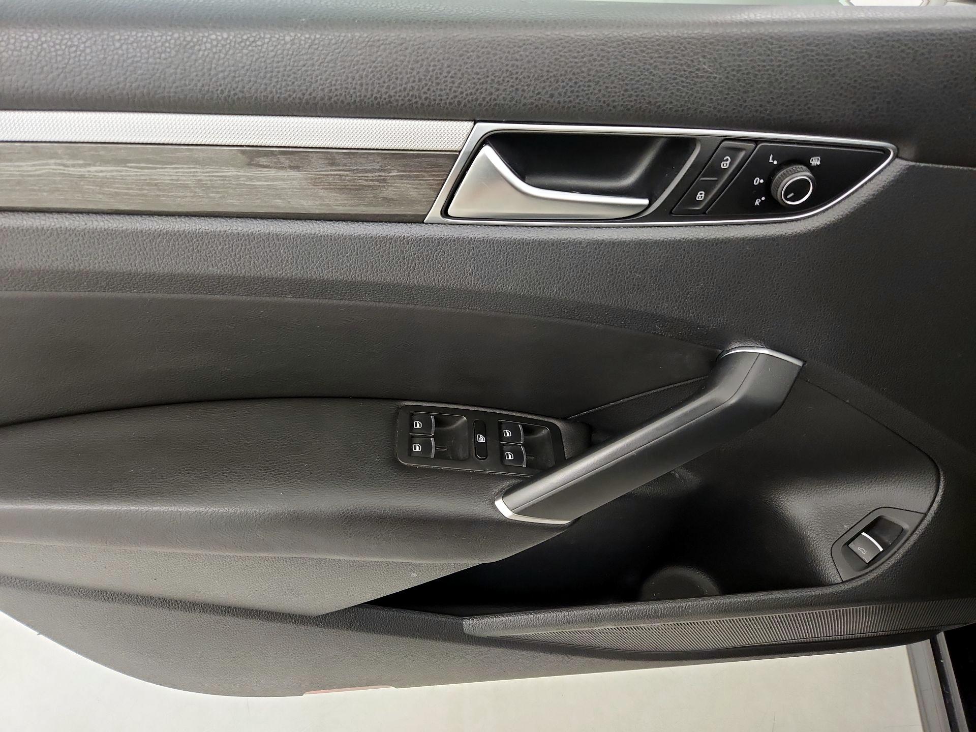 Thumbnail: 2017 Volkswagen Passat - 12