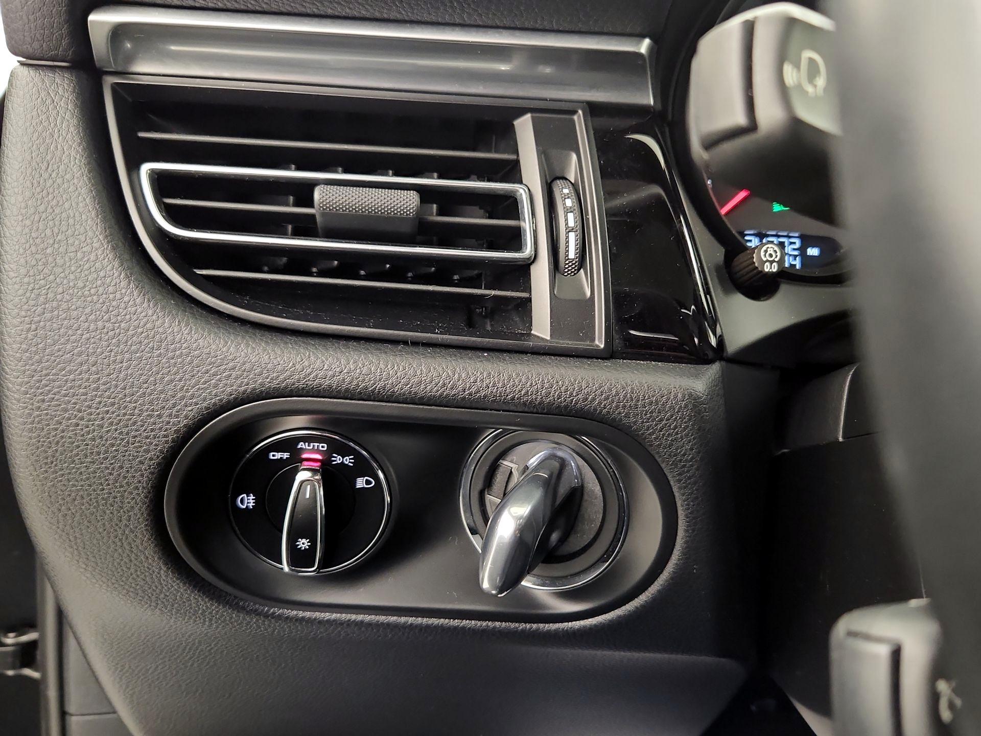 Thumbnail: 2020 Porsche Macan - 13