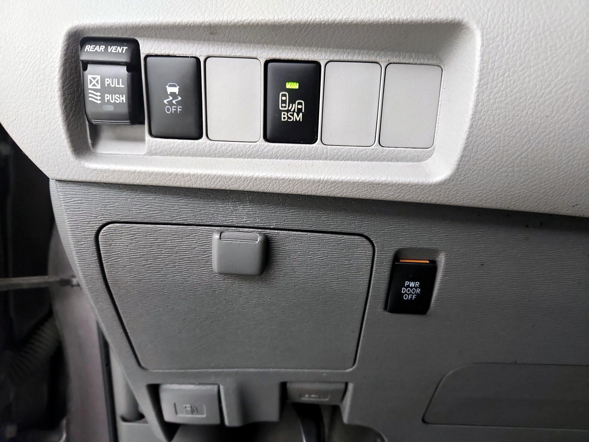 Thumbnail: 2015 Toyota Sienna - 13