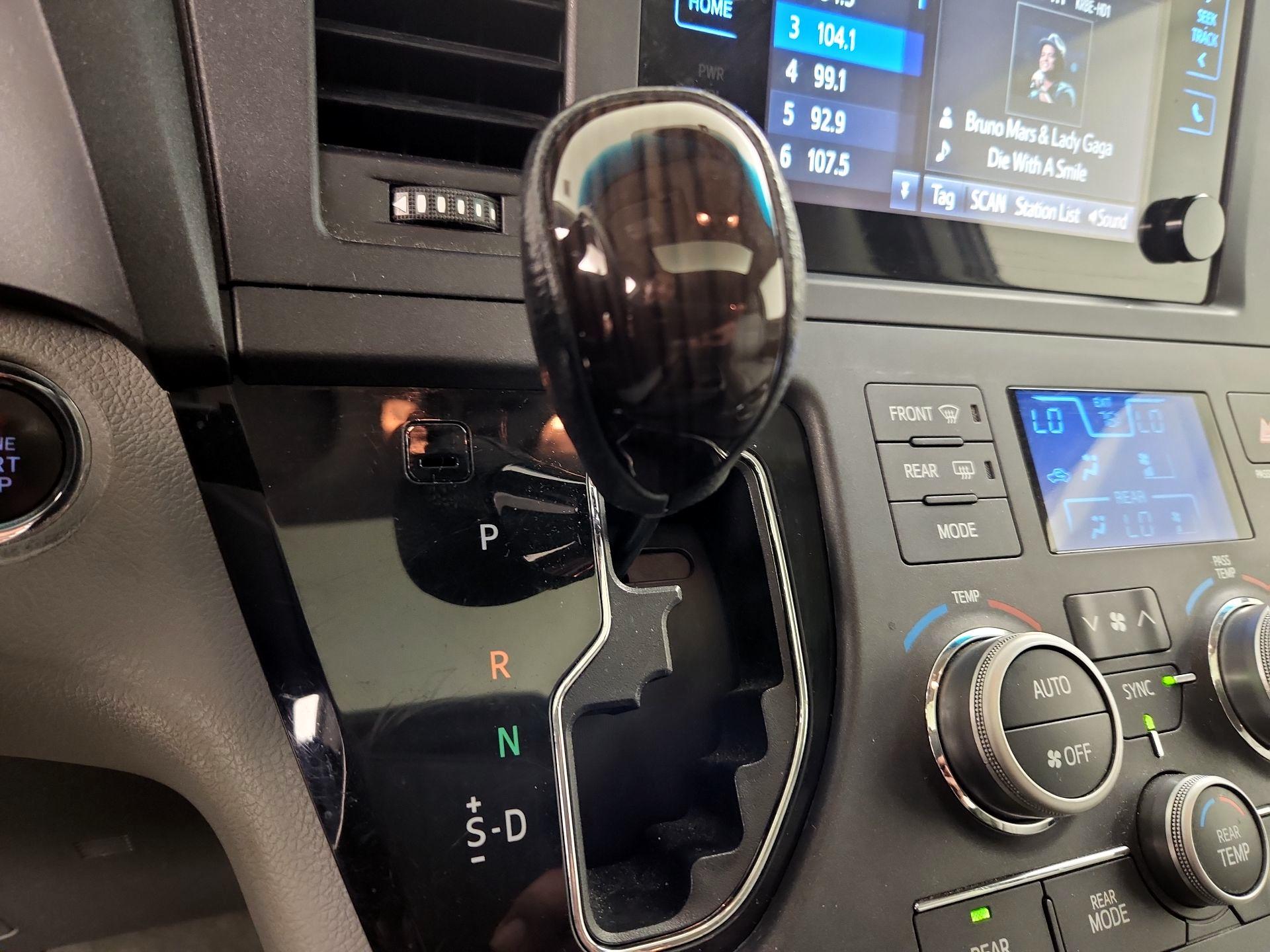 Thumbnail: 2015 Toyota Sienna - 17