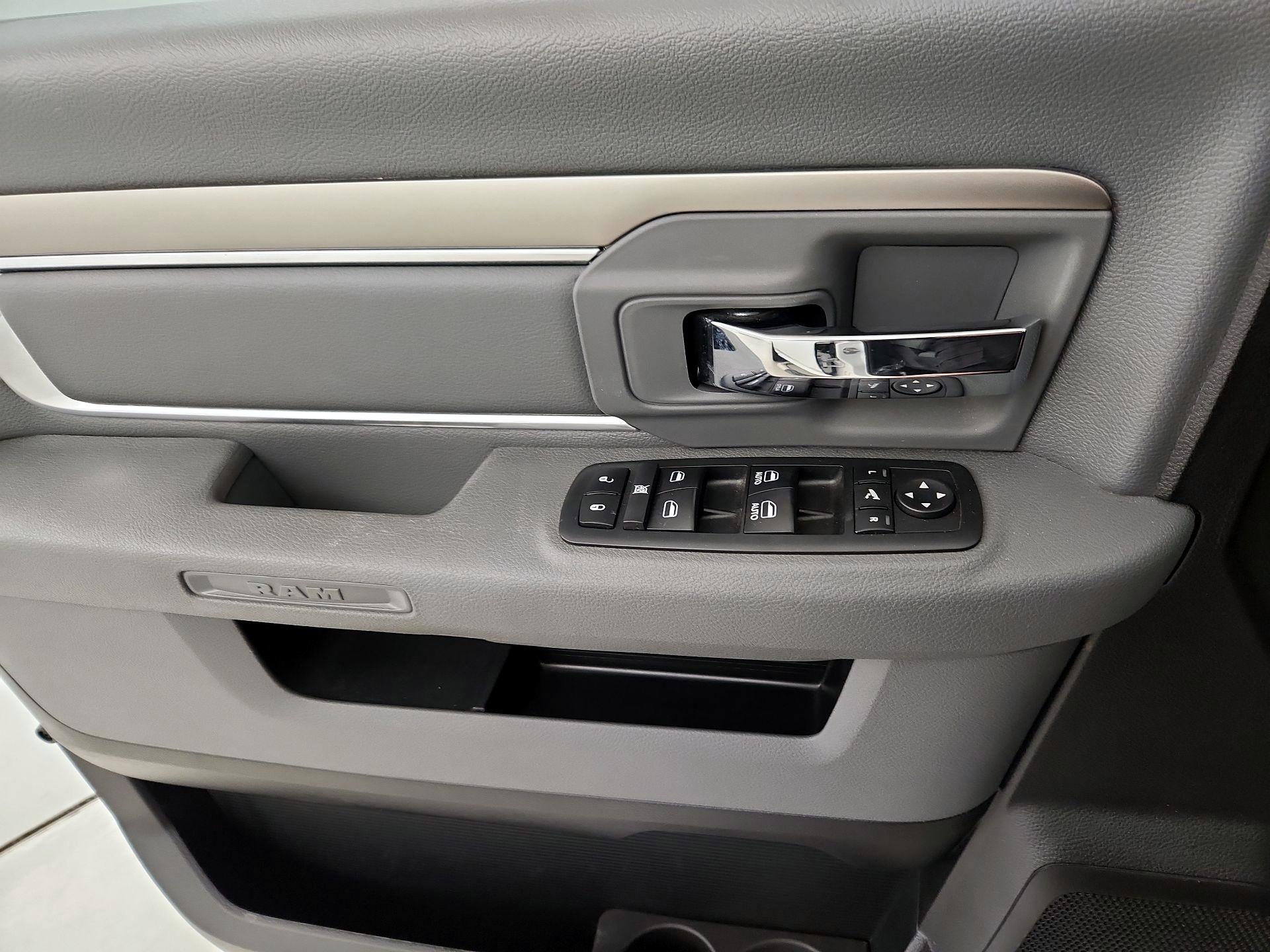 Thumbnail: 2019 RAM 1500 Classic - 12