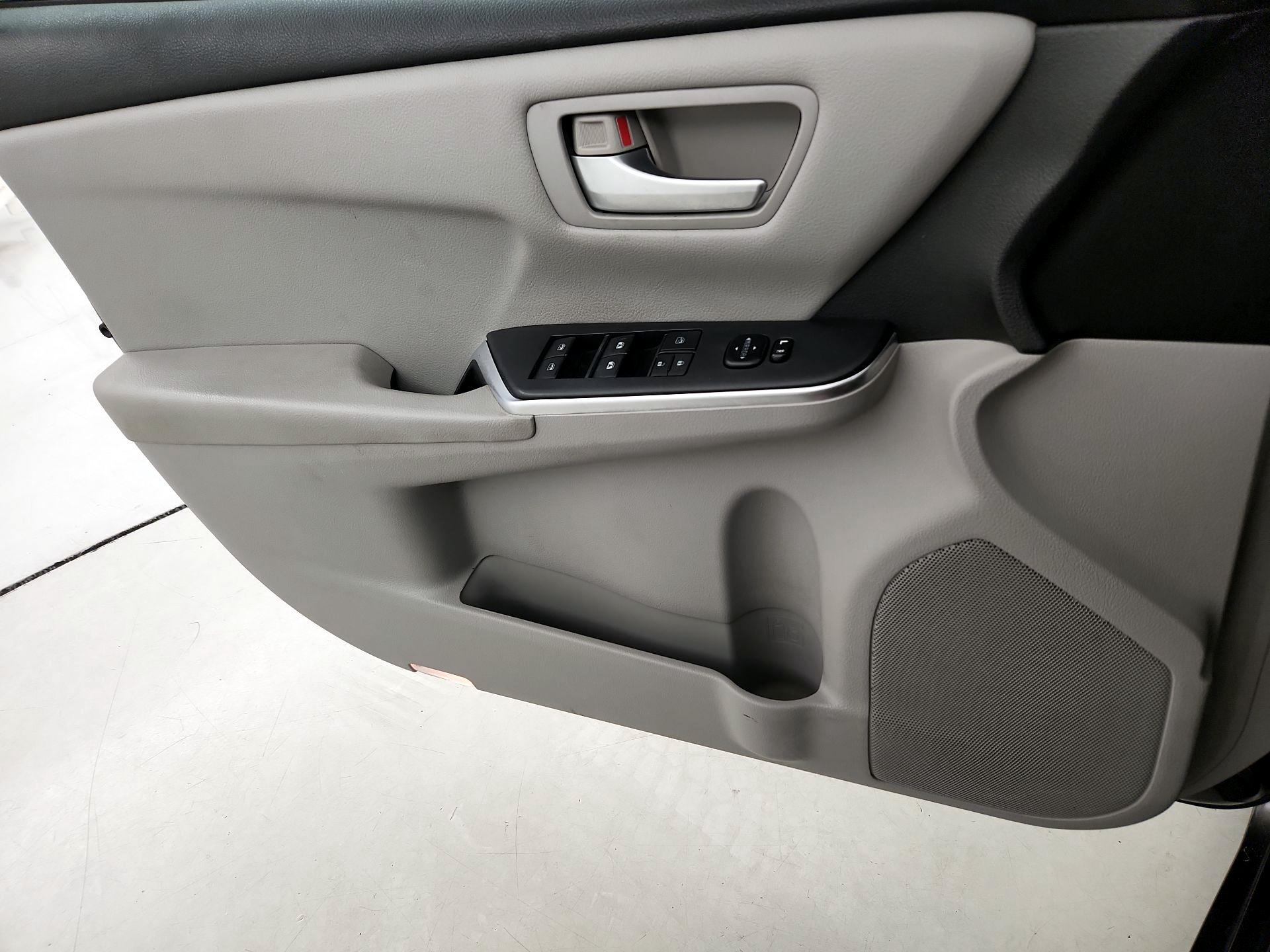 Thumbnail: 2016 Toyota Camry - 12