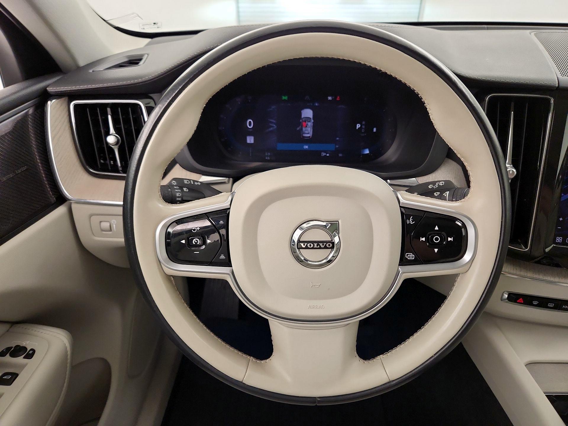 Thumbnail: 2022 Volvo XC60 - 10