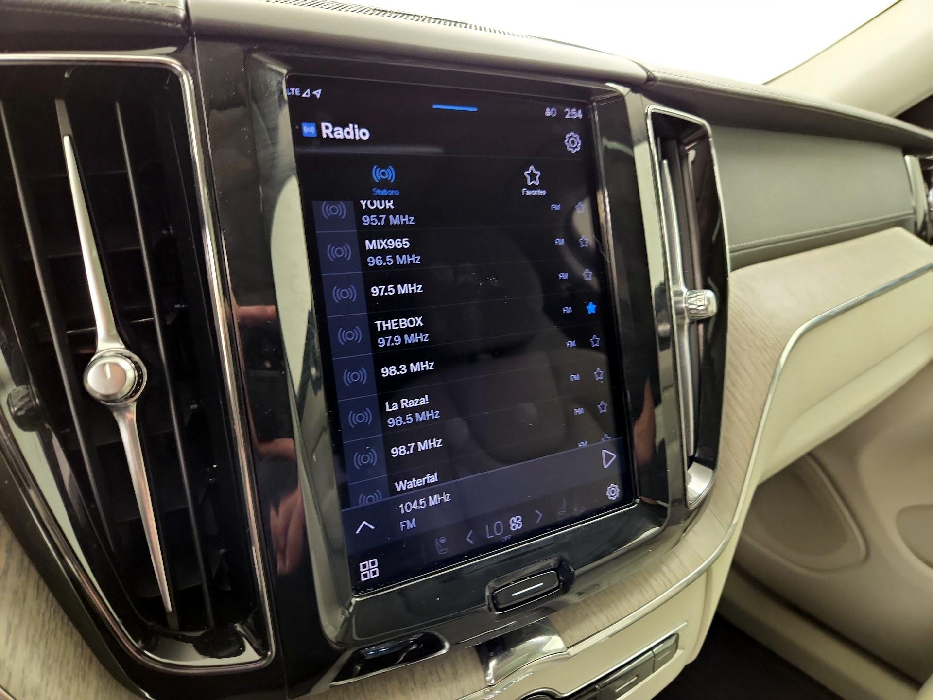 Thumbnail: 2022 Volvo XC60 - 16