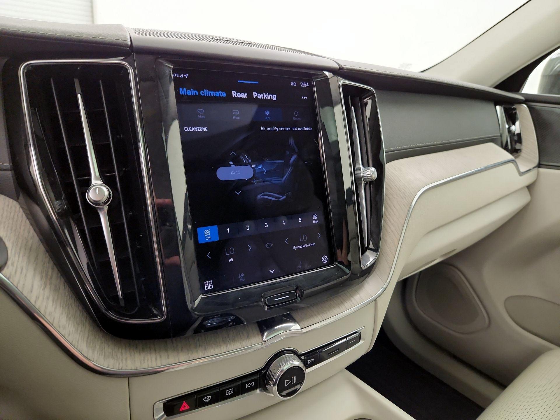 Thumbnail: 2022 Volvo XC60 - 17