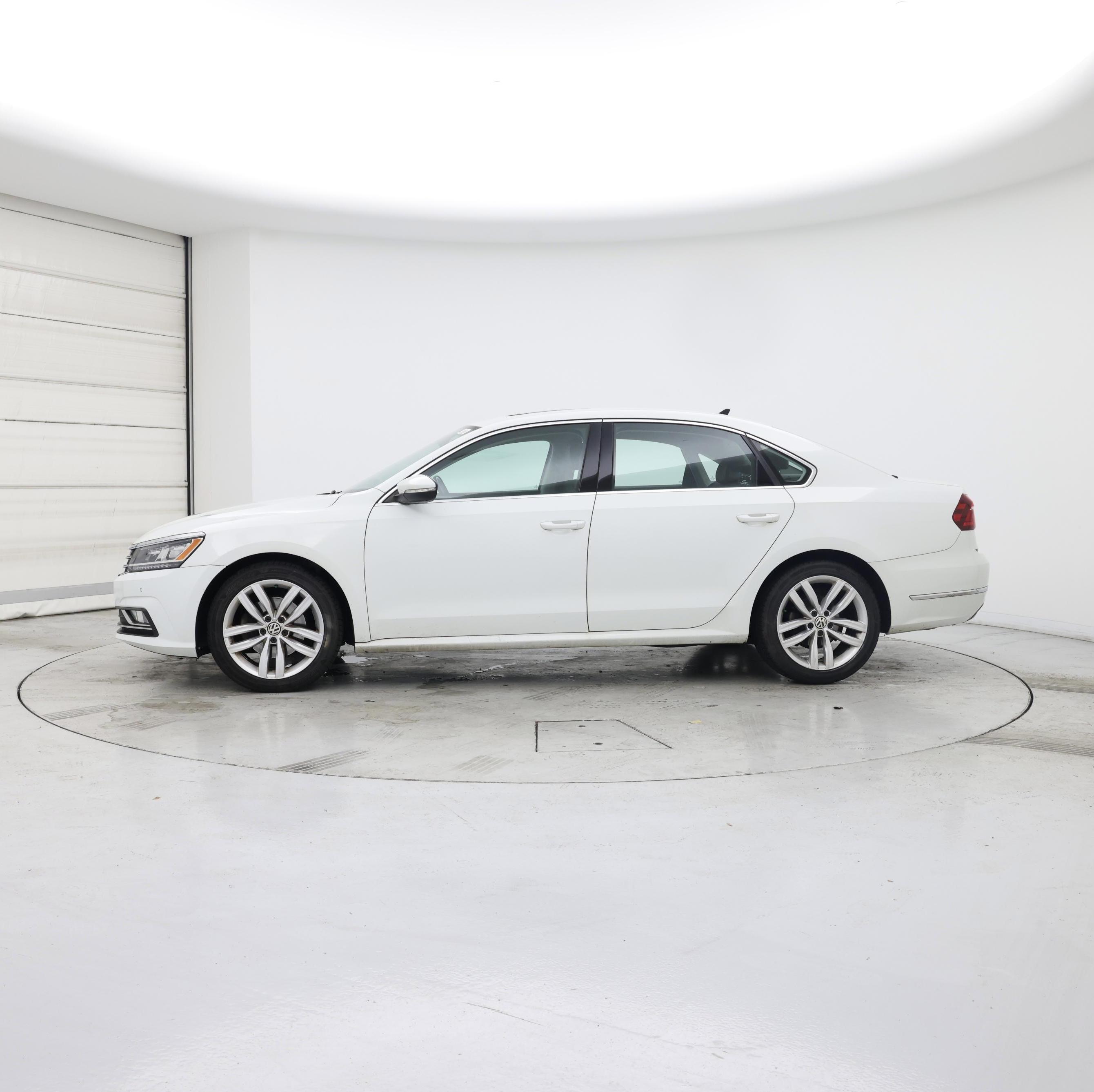Thumbnail: 2018 Volkswagen Passat - 3