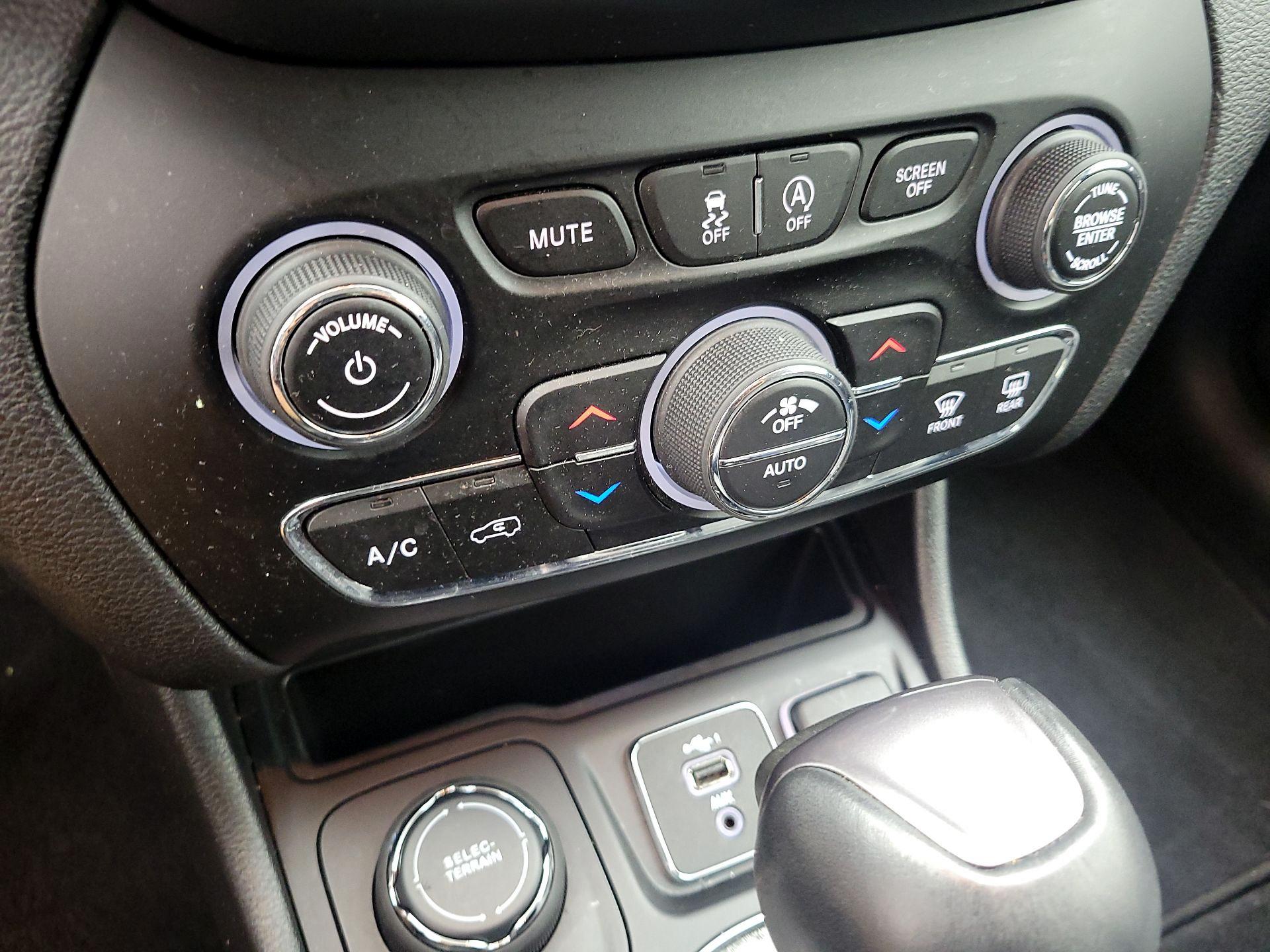 Thumbnail: 2020 Jeep Cherokee - 16