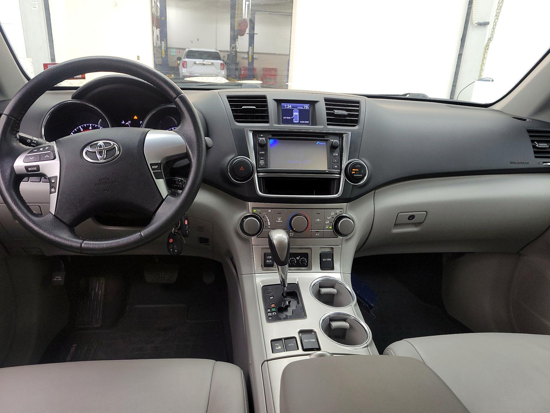 Thumbnail: 2013 Toyota Highlander - 9