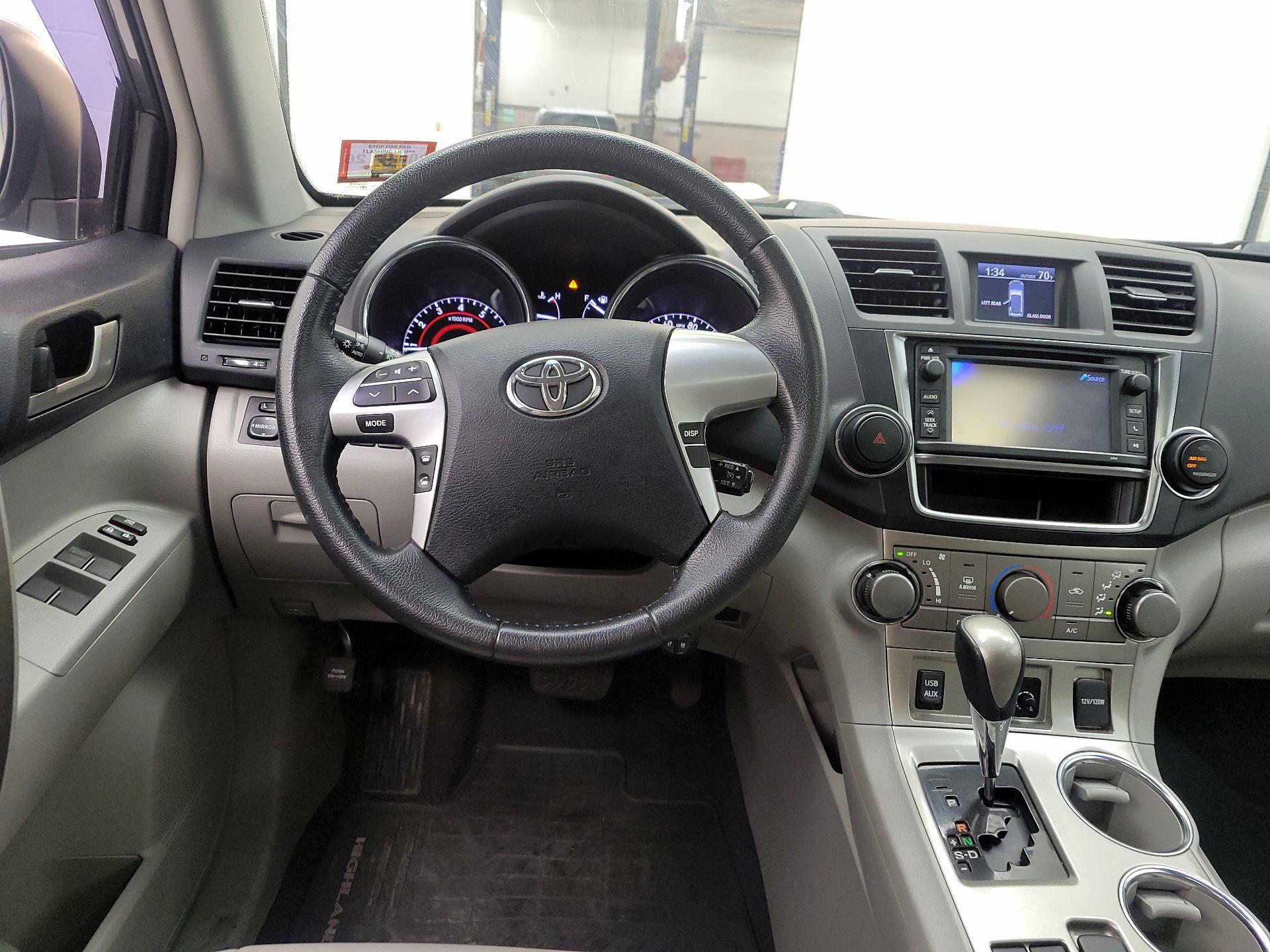Thumbnail: 2013 Toyota Highlander - 10
