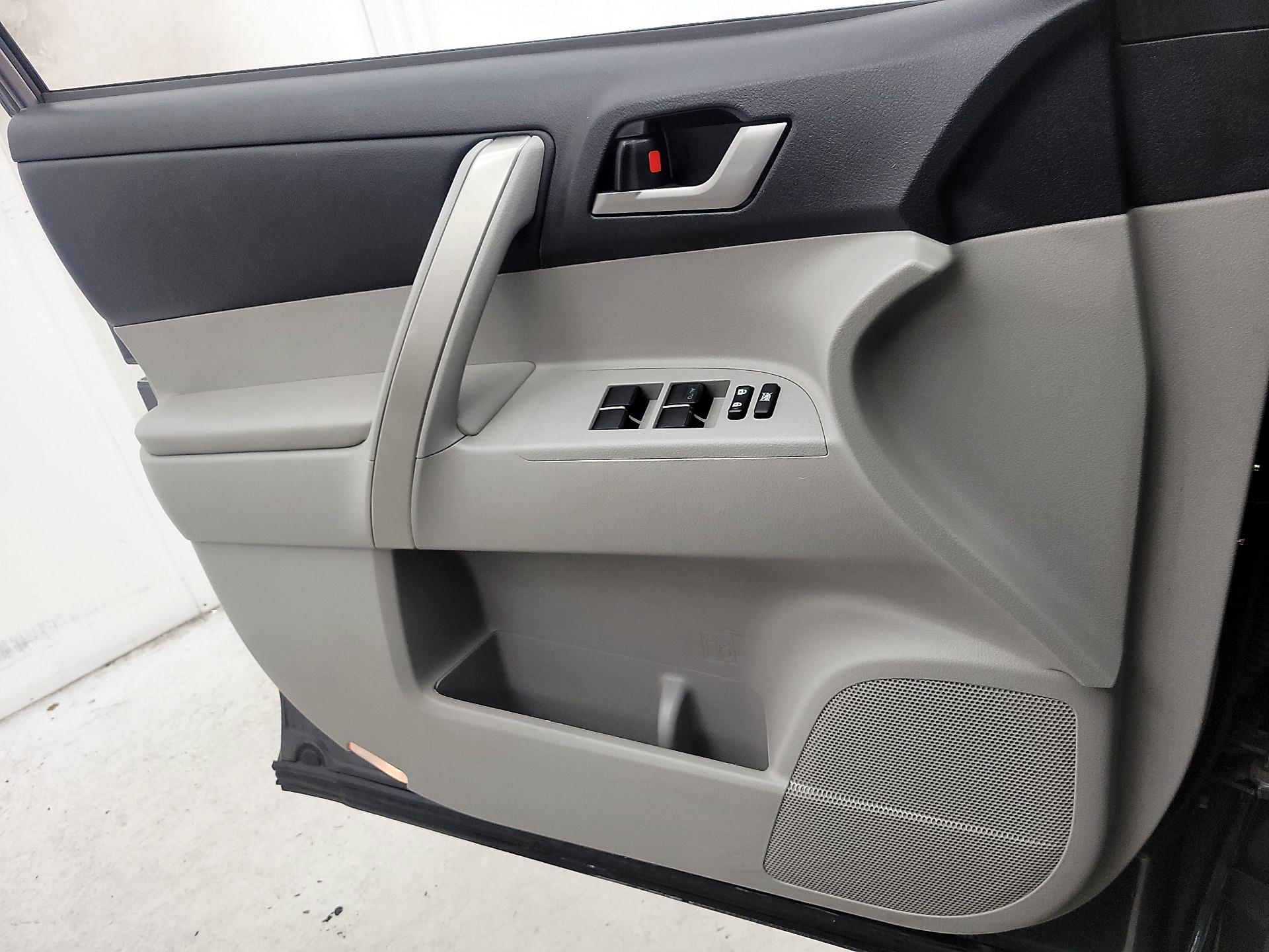 Thumbnail: 2013 Toyota Highlander - 12