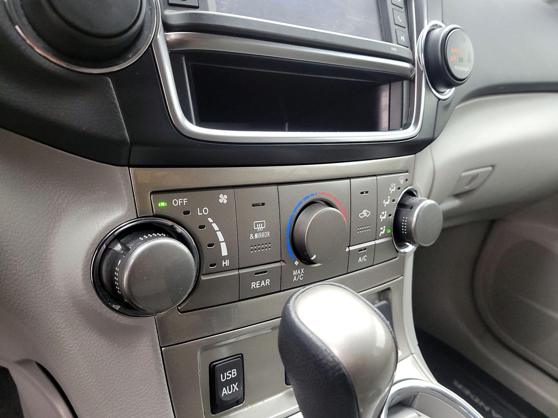 Thumbnail: 2013 Toyota Highlander - 16