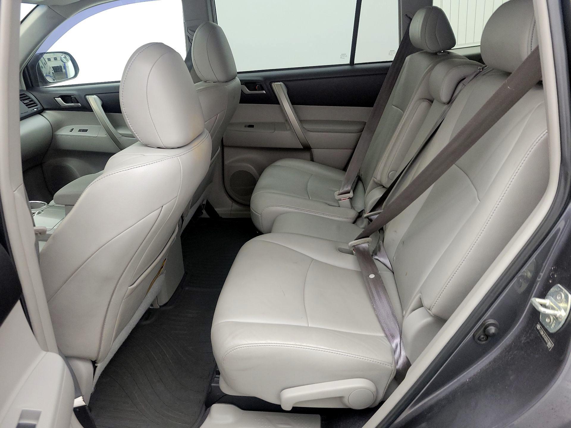 Thumbnail: 2013 Toyota Highlander - 20