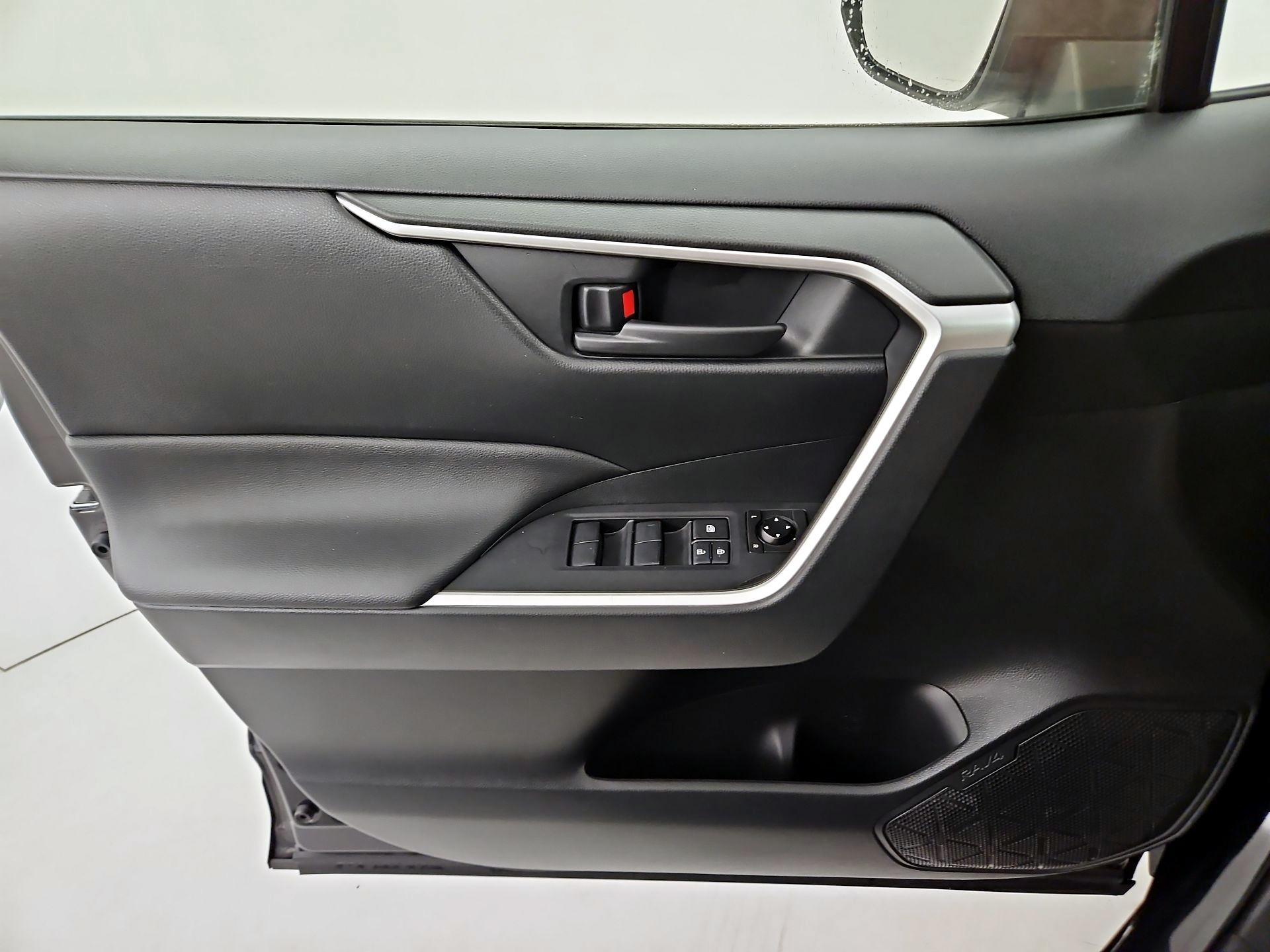 Thumbnail: 2019 Toyota RAV4 - 12
