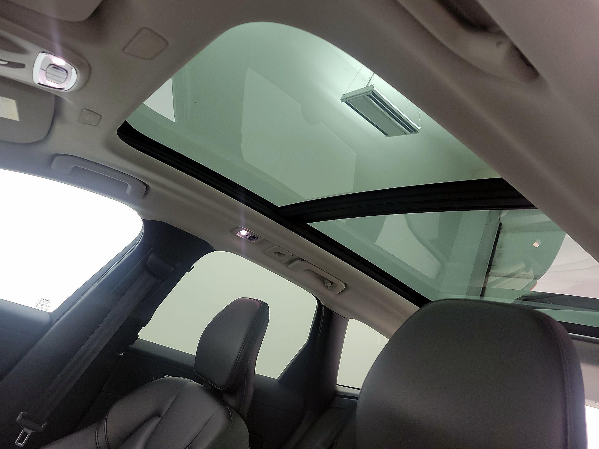 Thumbnail: 2019 Volvo XC60 - 17