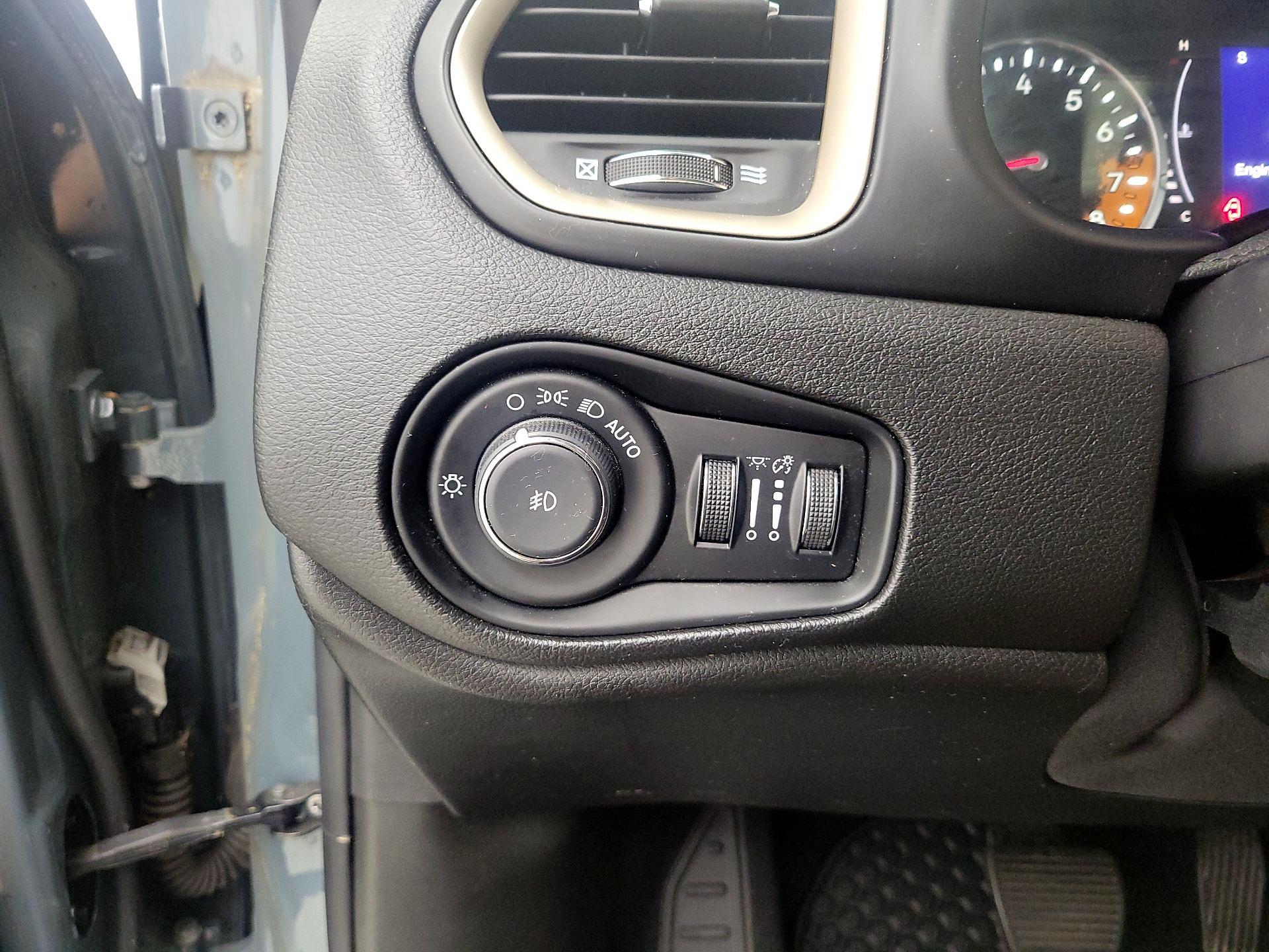 Thumbnail: 2016 Jeep Renegade - 13