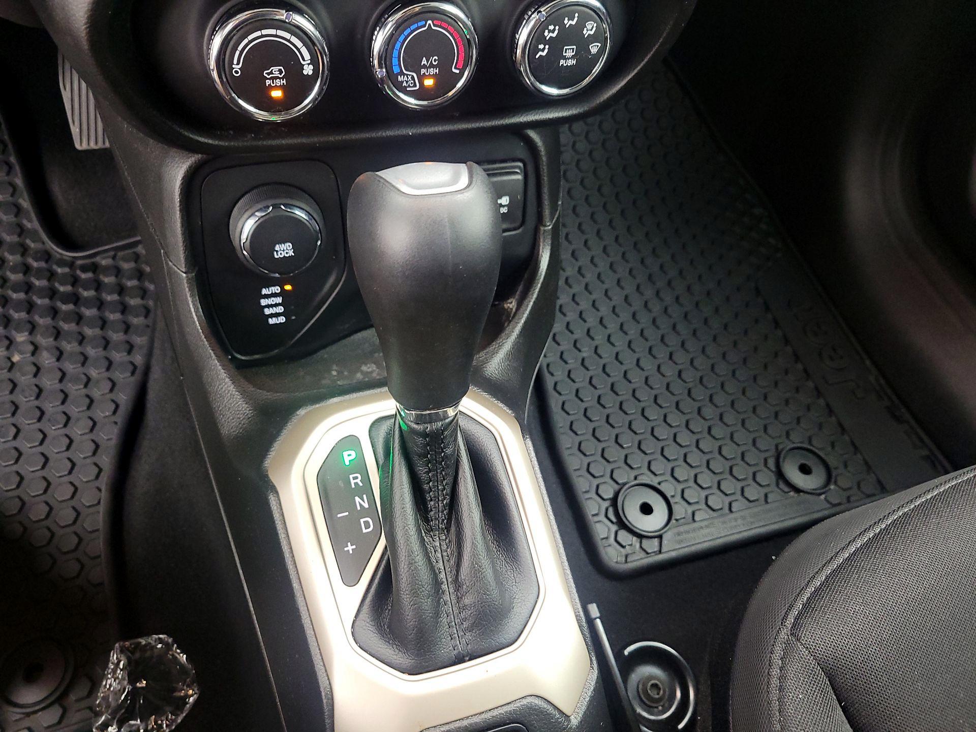 Thumbnail: 2016 Jeep Renegade - 17