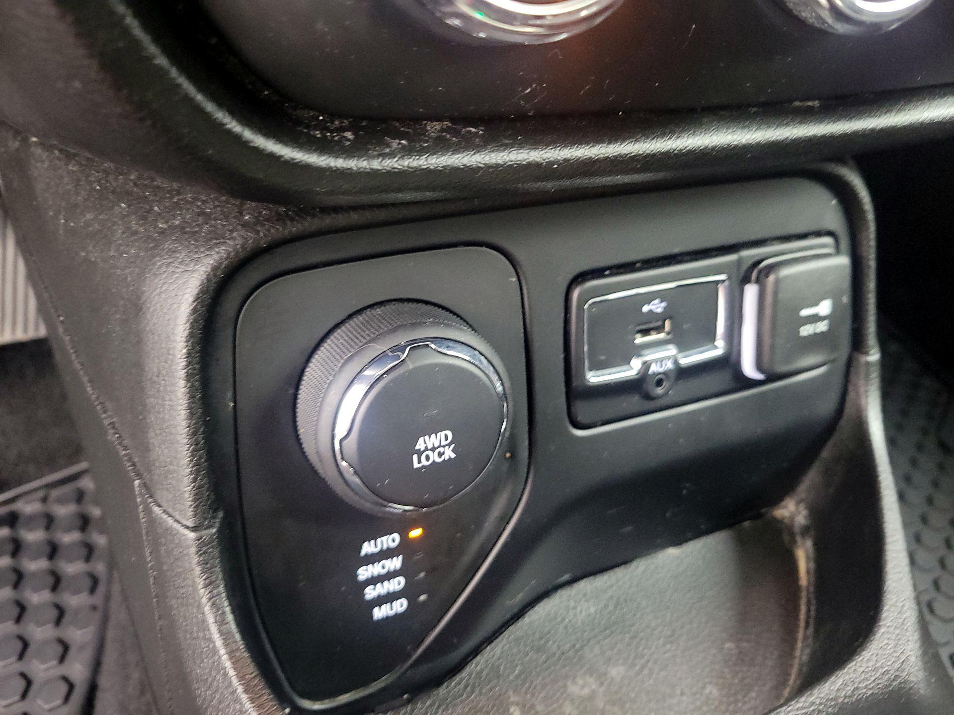 Thumbnail: 2016 Jeep Renegade - 18
