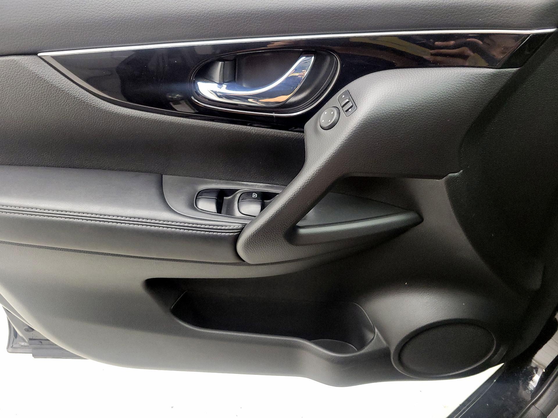 Thumbnail: 2018 Nissan Rogue Sport - 12