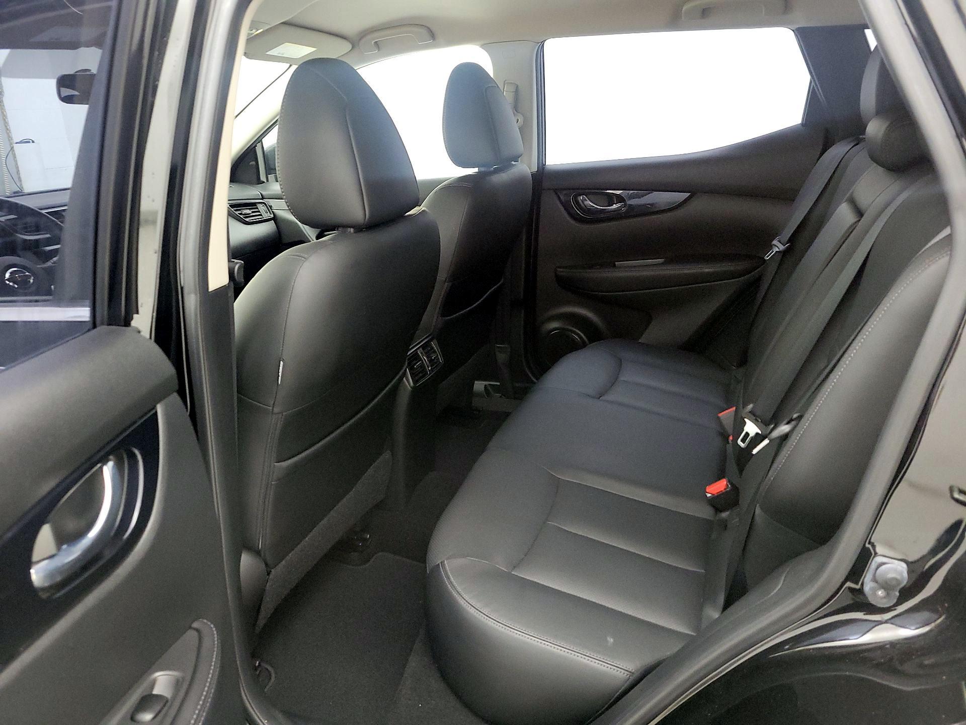 Thumbnail: 2018 Nissan Rogue Sport - 19